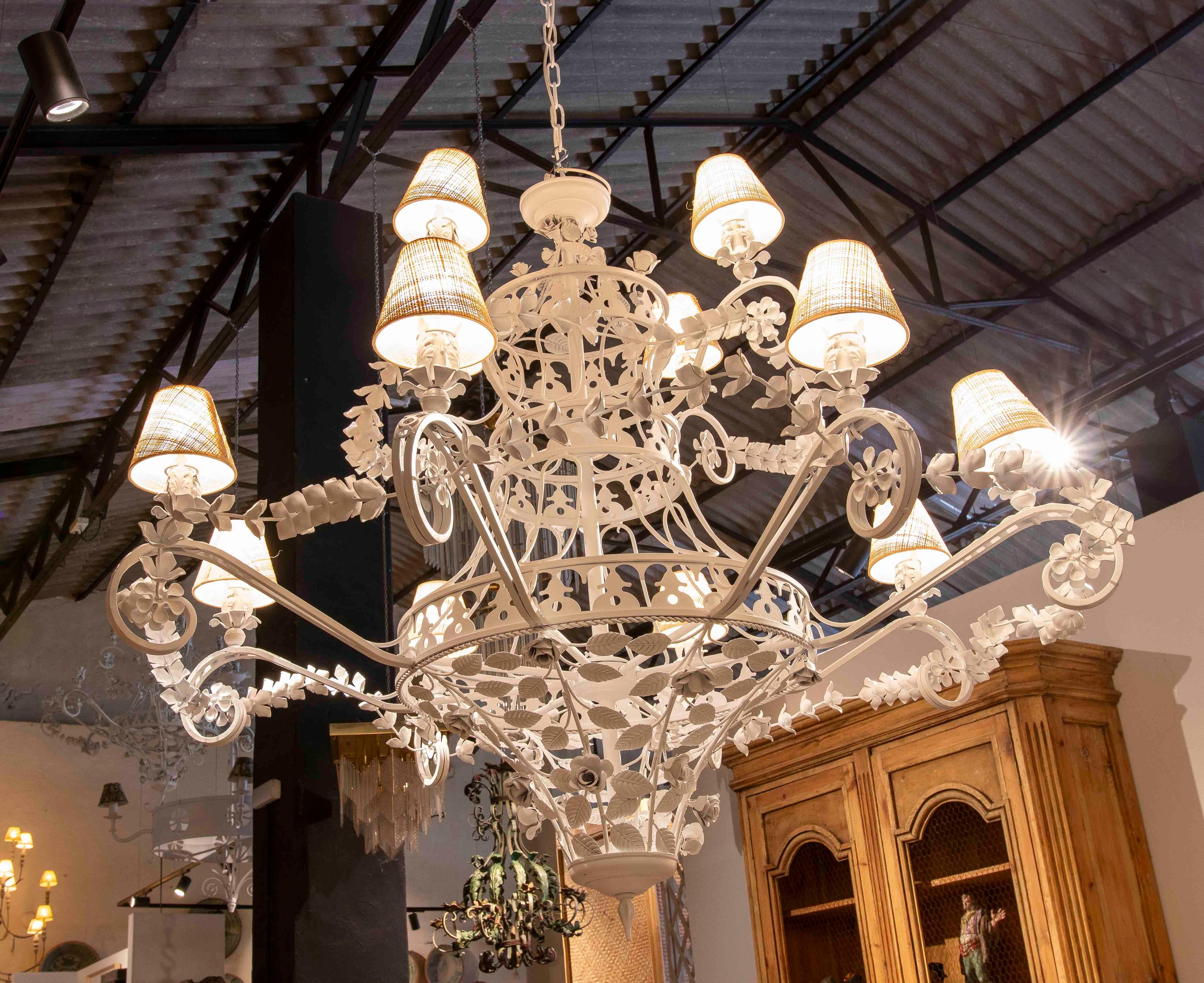 1990s Large Crown Style Ceiling Lamp in White Iron with Leaves In Good Condition For Sale In Marbella, ES