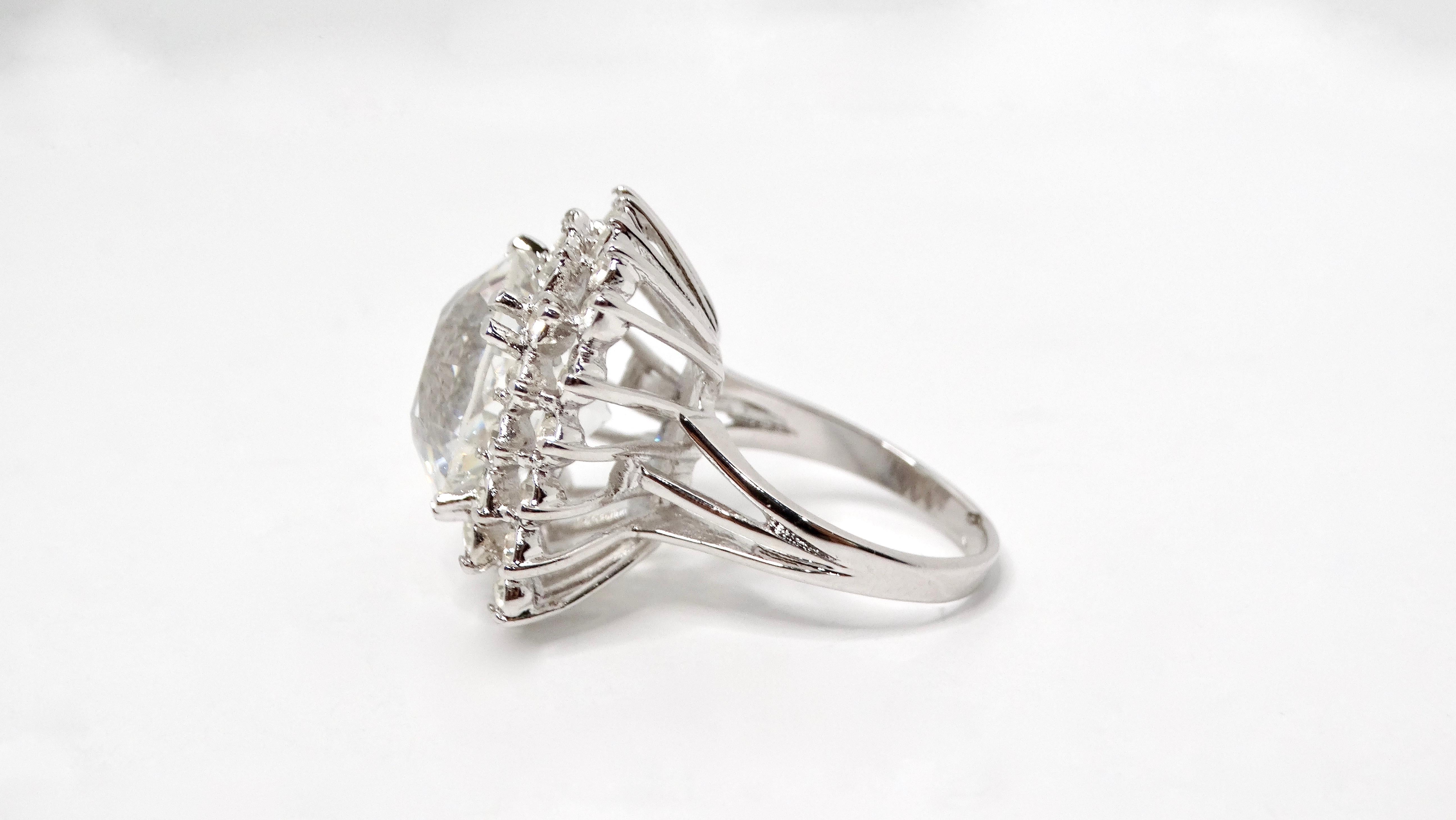 1990er Jahre Großer 18 Karat Weißgold vergoldeter Kristall-Cocktailring im Art-déco-Stil mit Prinzessin-Cocktailring Damen im Angebot