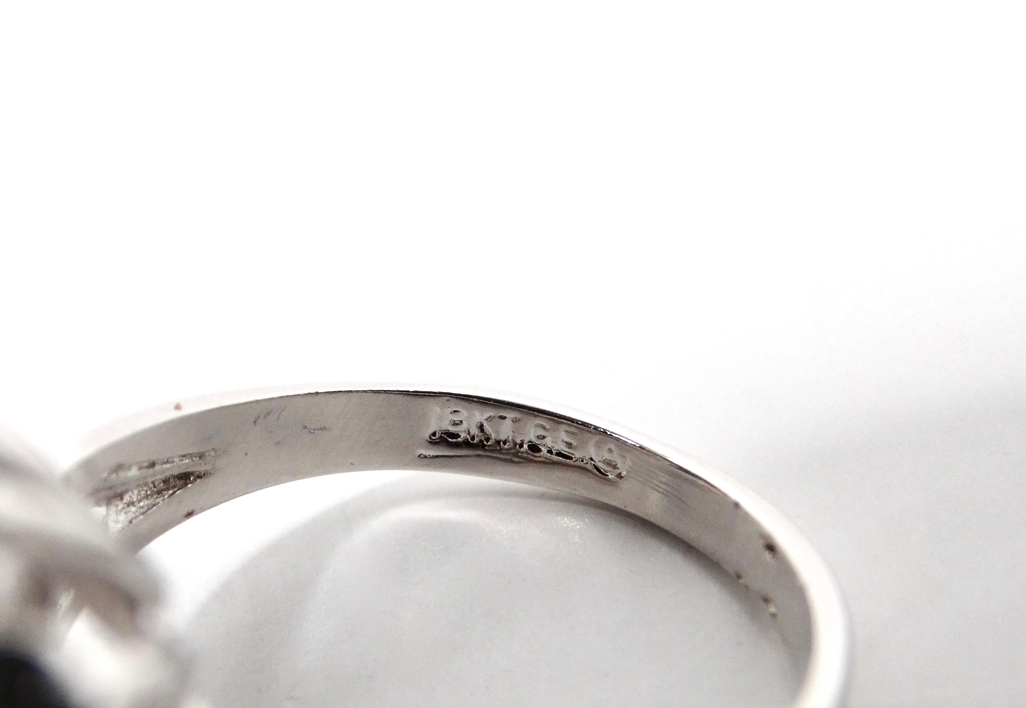 1990er Jahre Großer 18 Karat Weißgold vergoldeter Kristall-Cocktailring im Art-déco-Stil mit Prinzessin-Cocktailring im Angebot 1