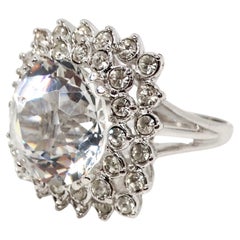 1990 Grande bague de cocktail Princesse en cristal plaqué or blanc 18k de style Art déco