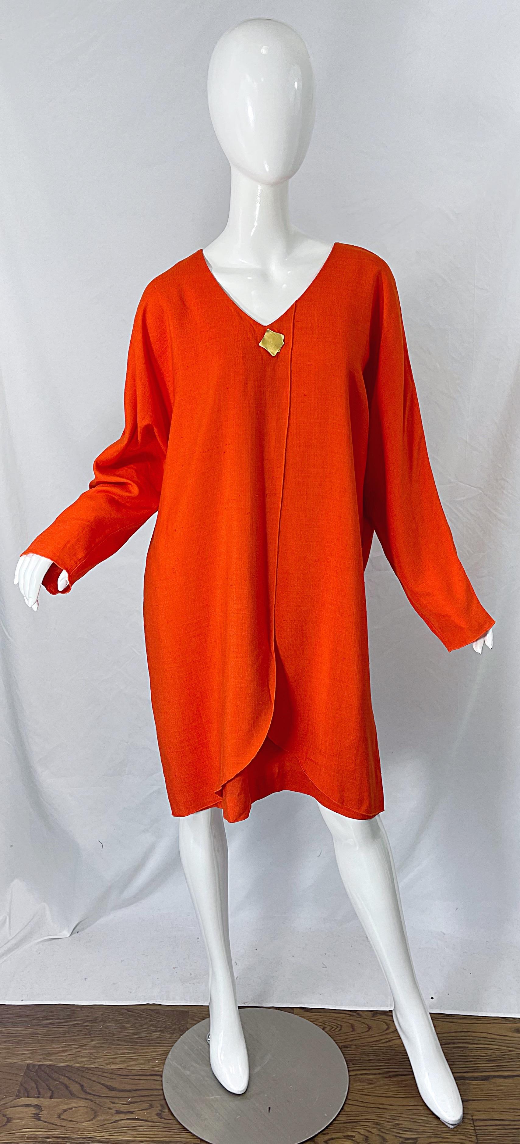 Chic early 90s large / plus size burnt orange Linen tunic dress ! Simply slips over the head. Mock hammered gold button at center neck. Dolman sleeves can accomodate an array of bust sizes. Perfect belted or alone. 
In great condition
Approximately