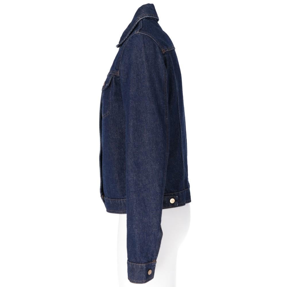 Laura Biagiotti blu denim jacket. Classic collar, front closure with logoed metal snap buttons. Buttoned cuffs. Two frontal buttoned flap pockets. Back bottom tabs with buttons.

Some buttons have a slight oxidation, as shown in the