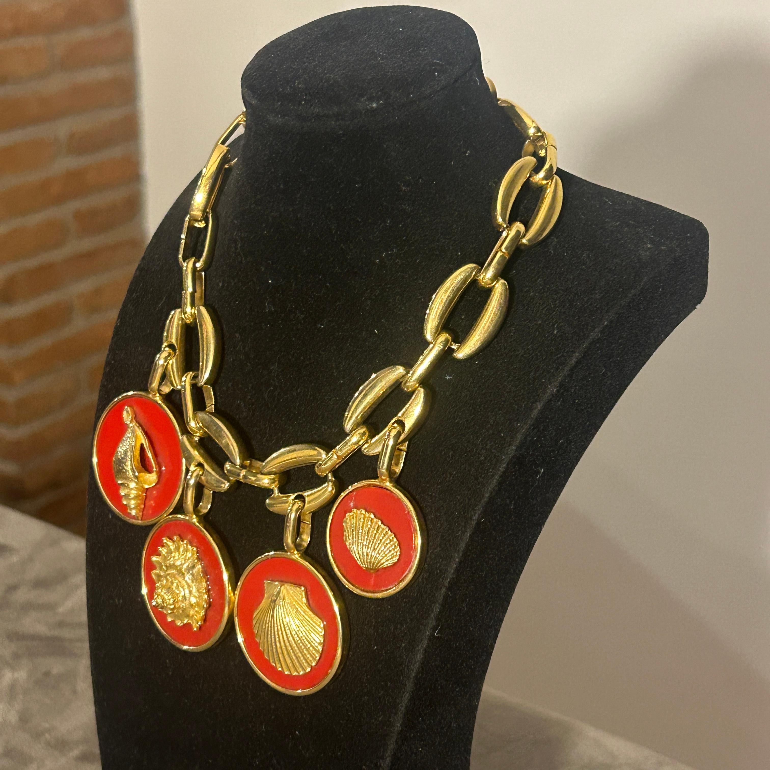Laura Biagiotti, collier ras du cou avec médaillon en coquillage de couleur or, années 1990 en vente 6