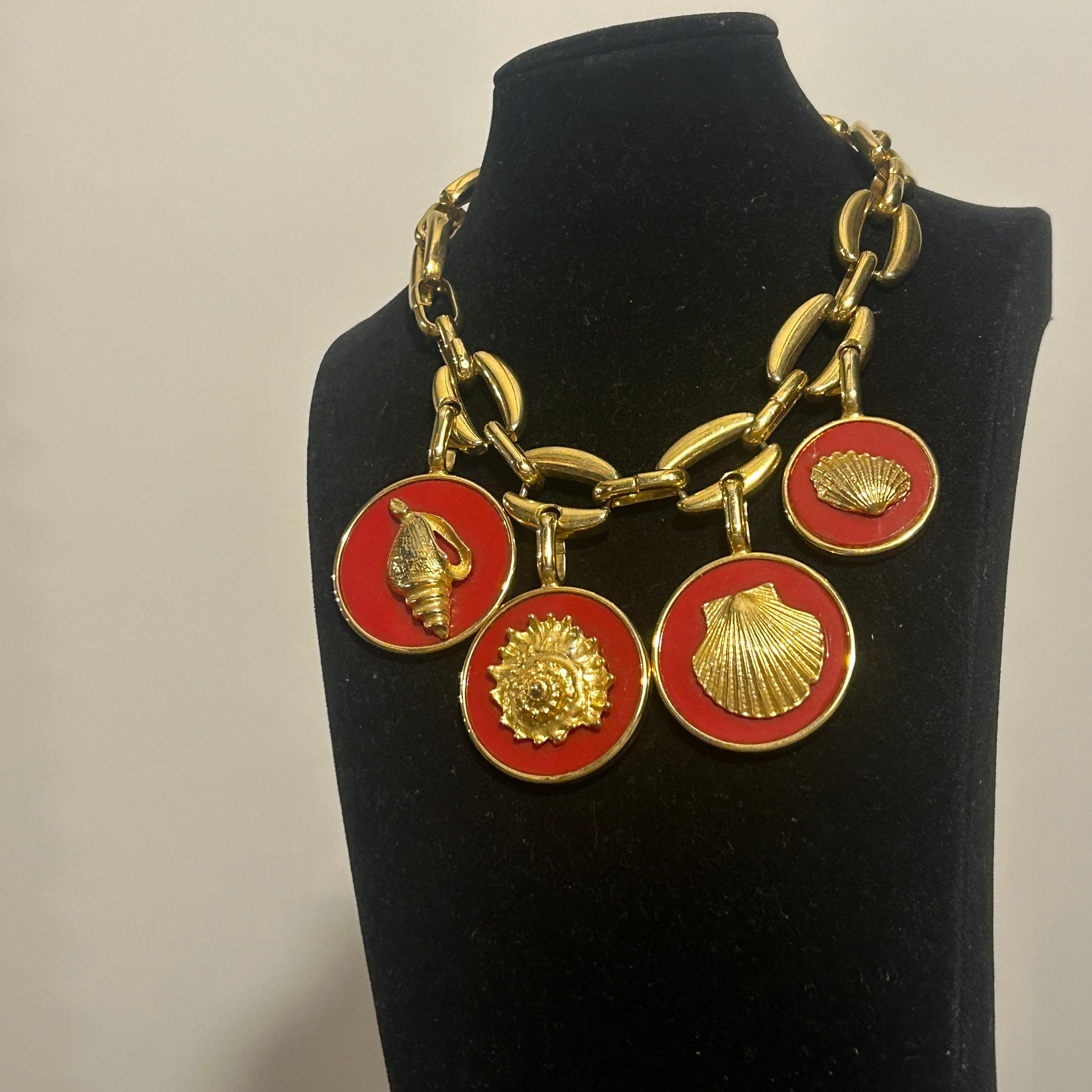 Laura Biagiotti, collier ras du cou avec médaillon en coquillage de couleur or, années 1990 en vente 7