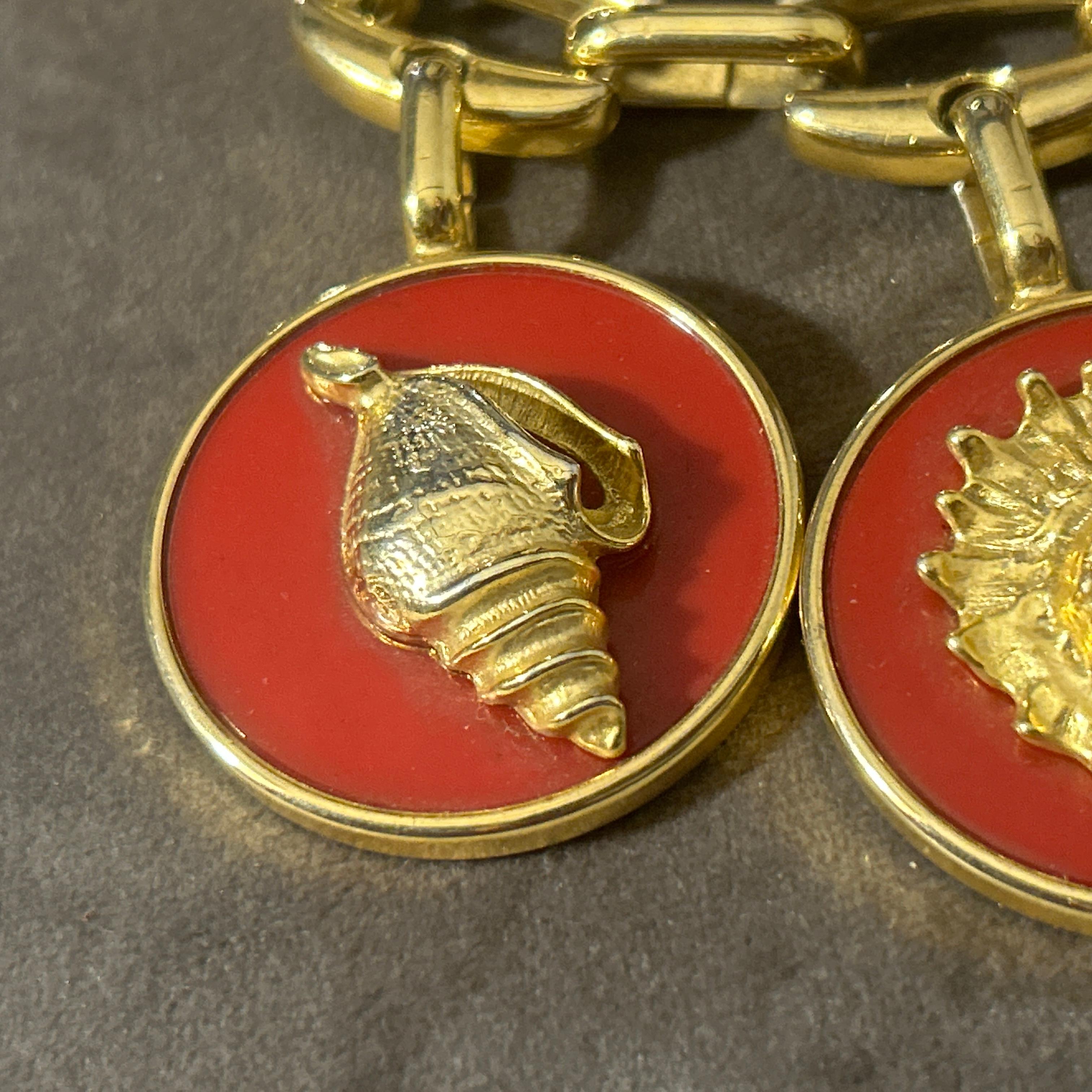 Ce superbe collier ras-de-cou de Laura Biagiotti, créé dans les années 1990, est une pièce audacieuse et élégante qui illustre l'affinité de la créatrice pour les accessoires luxueux et tape-à-l'œil. Le collier est doté d'une étonnante chaîne en
