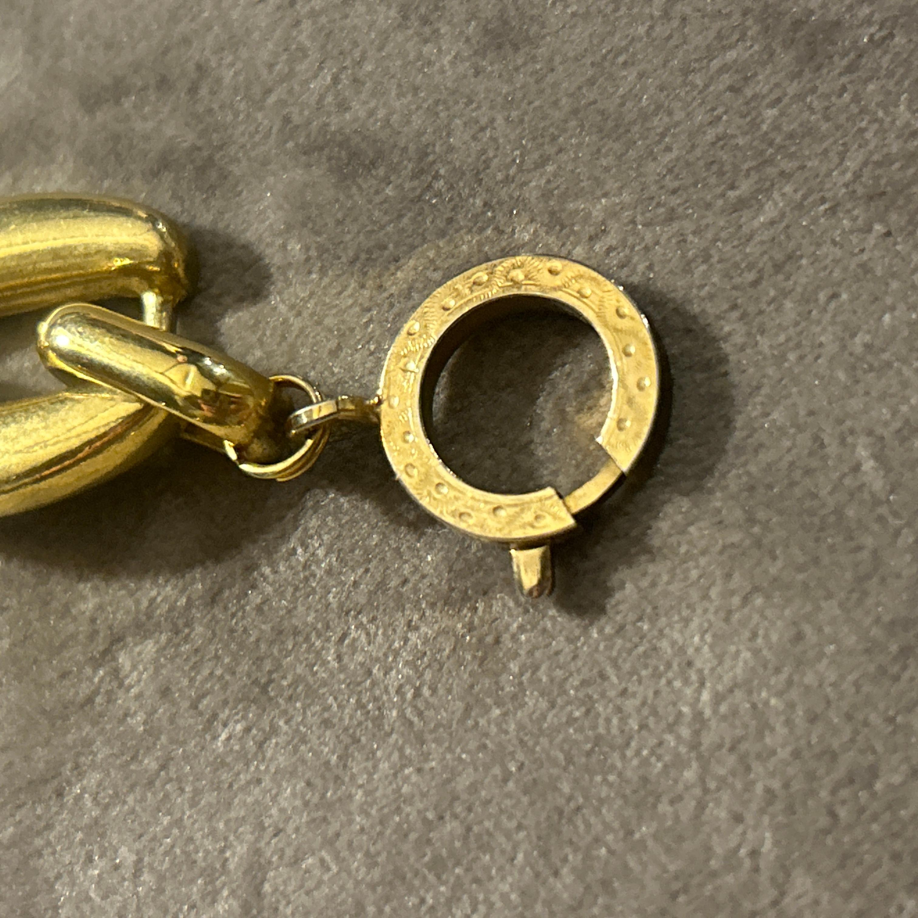 Laura Biagiotti, collier ras du cou avec médaillon en coquillage de couleur or, années 1990 Pour femmes en vente