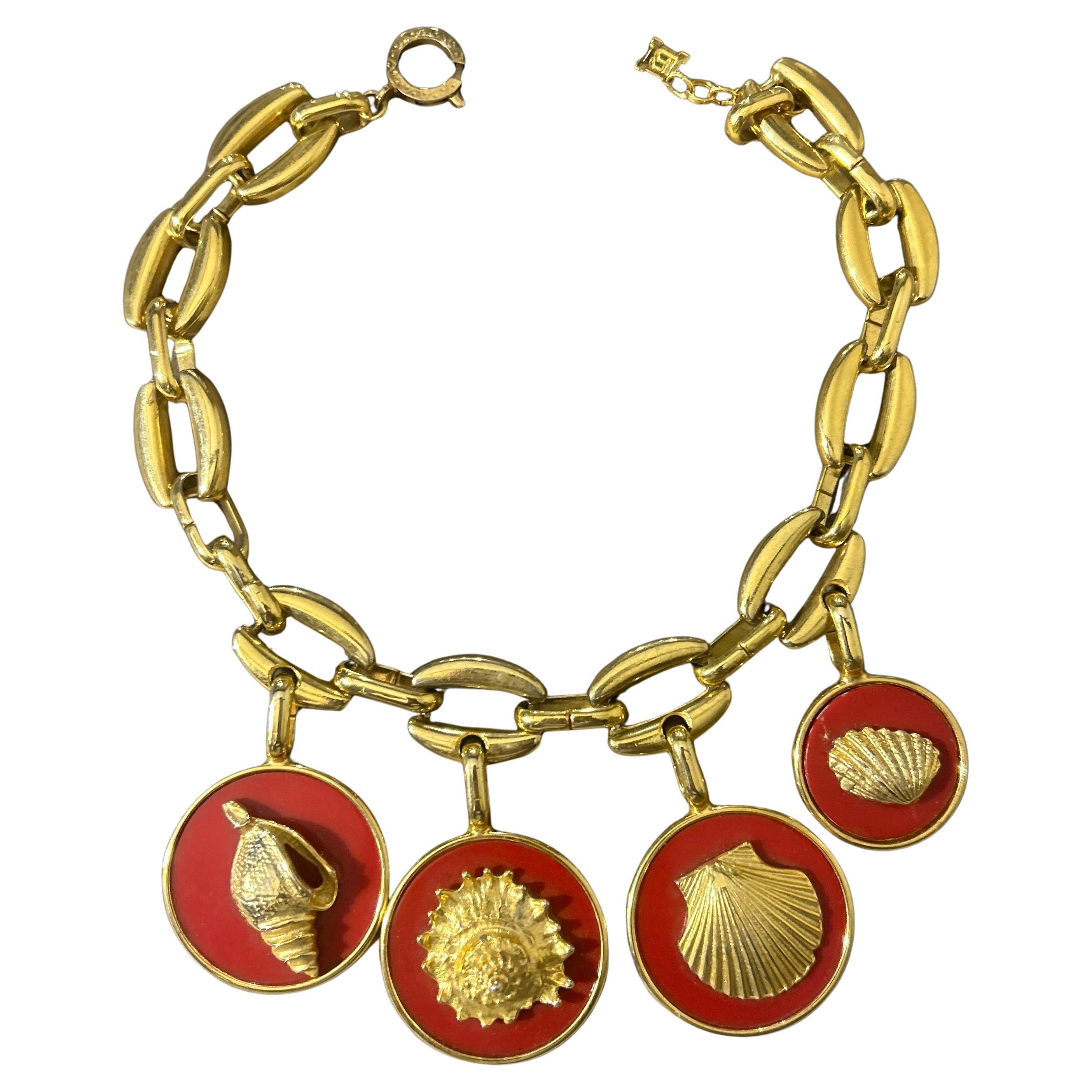 Laura Biagiotti, collier ras du cou avec médaillon en coquillage de couleur or, années 1990 en vente