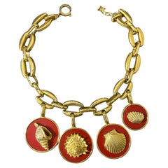 Laura Biagiotti, collier ras du cou avec médaillon en coquillage de couleur or, années 1990