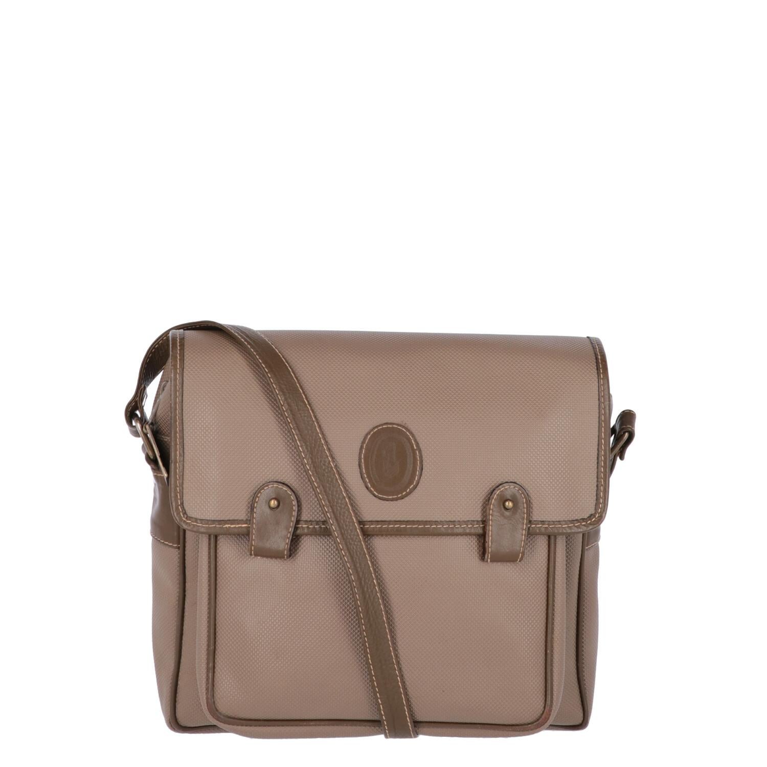 Le-Solim dove-gray plastic postman style bag with edges finished in brown leather. Model with adjustable shoulder strap, zip pocket and patch pocket, front flap with interlocking buttons.

The product shows slight signs of wear on the edges as shown