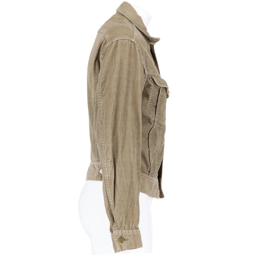 Chaqueta Lee de pana caqui. Cuello clásico, cierre delantero con botones metálicos con el logotipo y dos bolsillos delanteros con solapa.

El artículo presenta algunos signos de desgaste como se muestra en las fotos.

Años 90s

Talla: 42 IT 