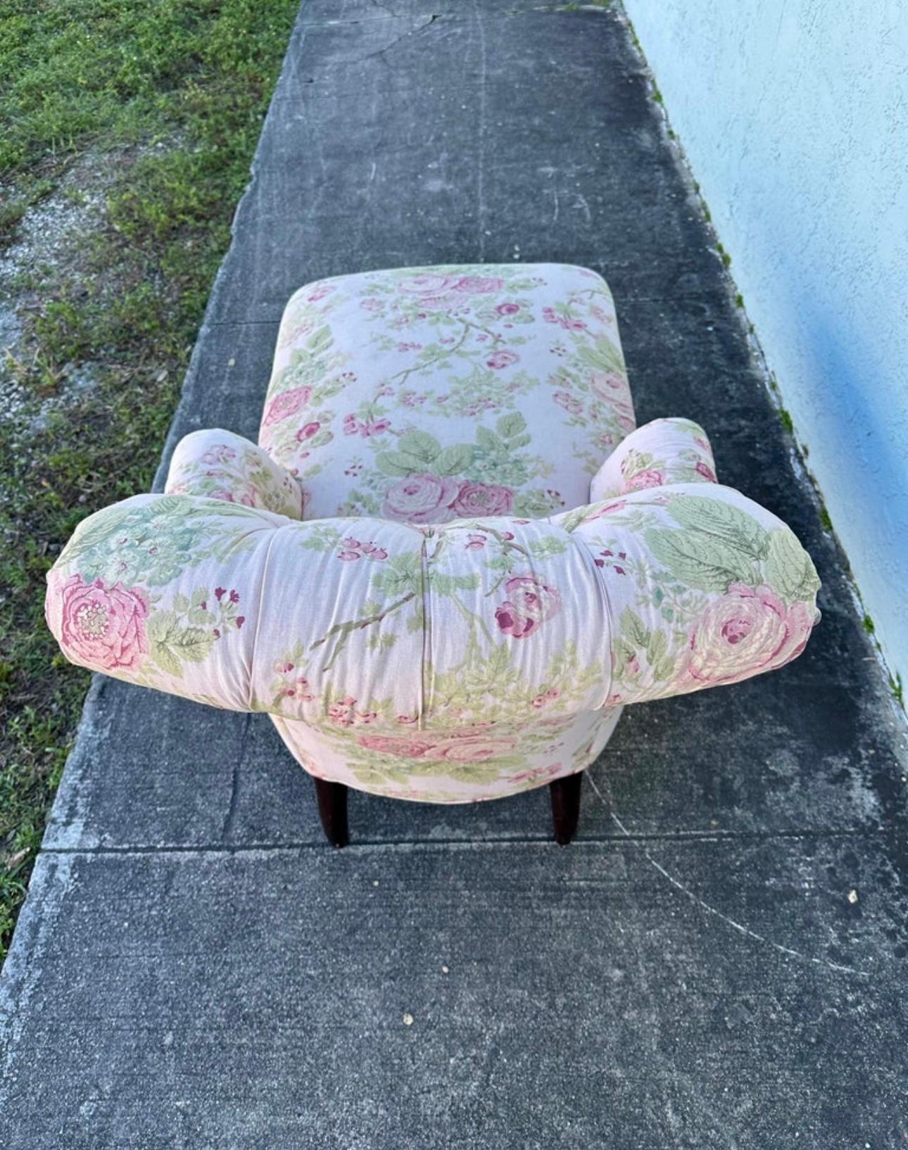 1990s Lee Industries English Linen Floral Tufted Chaise on Castors in vendita 3