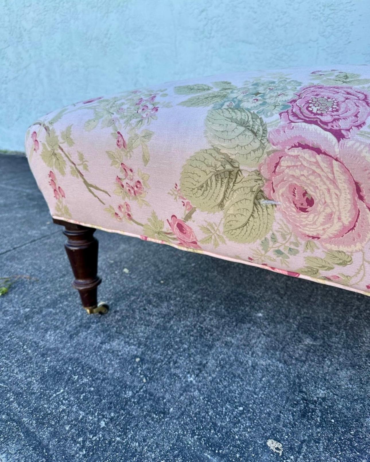 1990s Lee Industries English Linen Floral Tufted Chaise on Castors in vendita 4