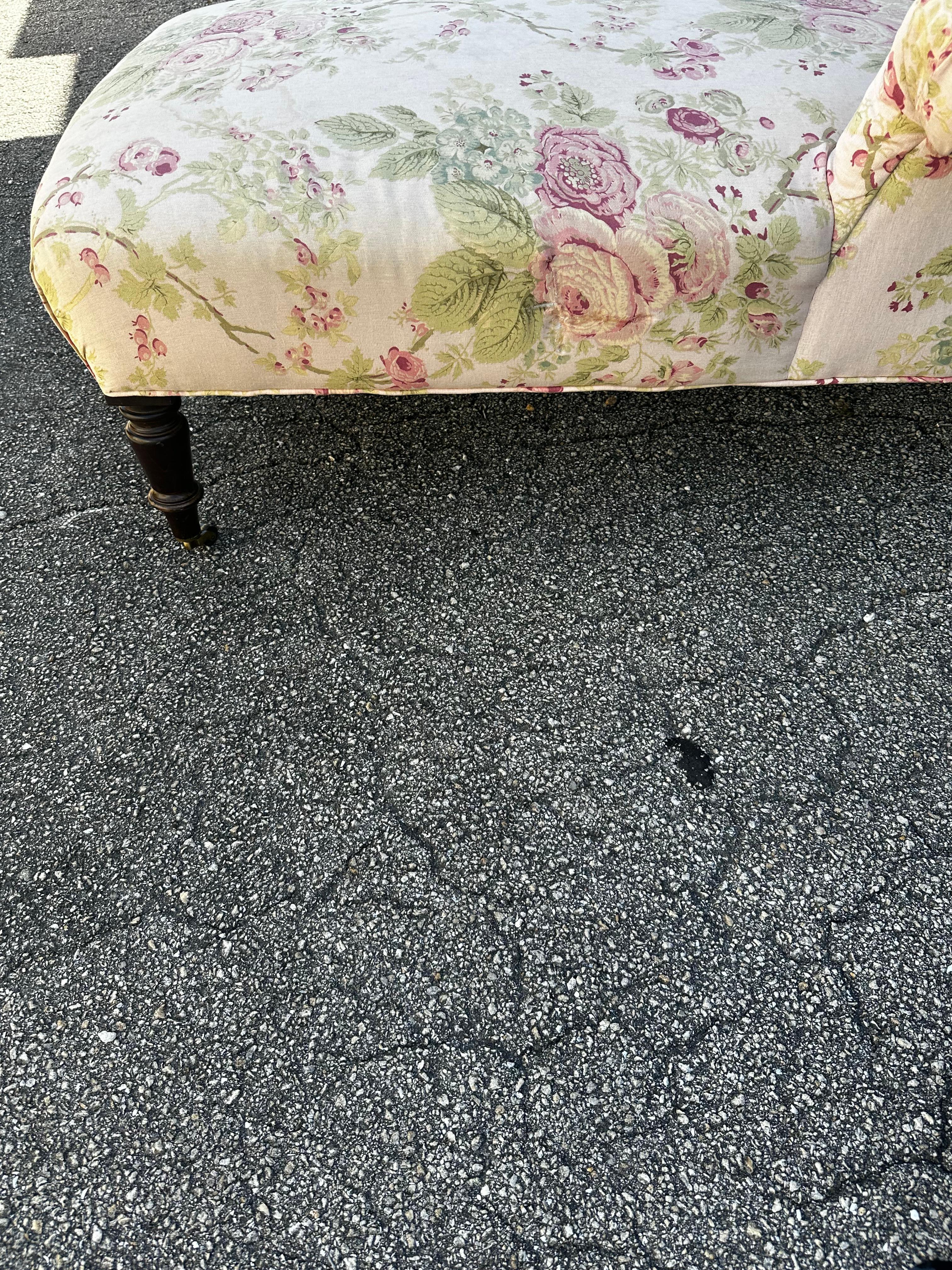 Chaise tuftée à fleurs en lin anglais sur roulettes Lee Industries des années 1990 en vente 6