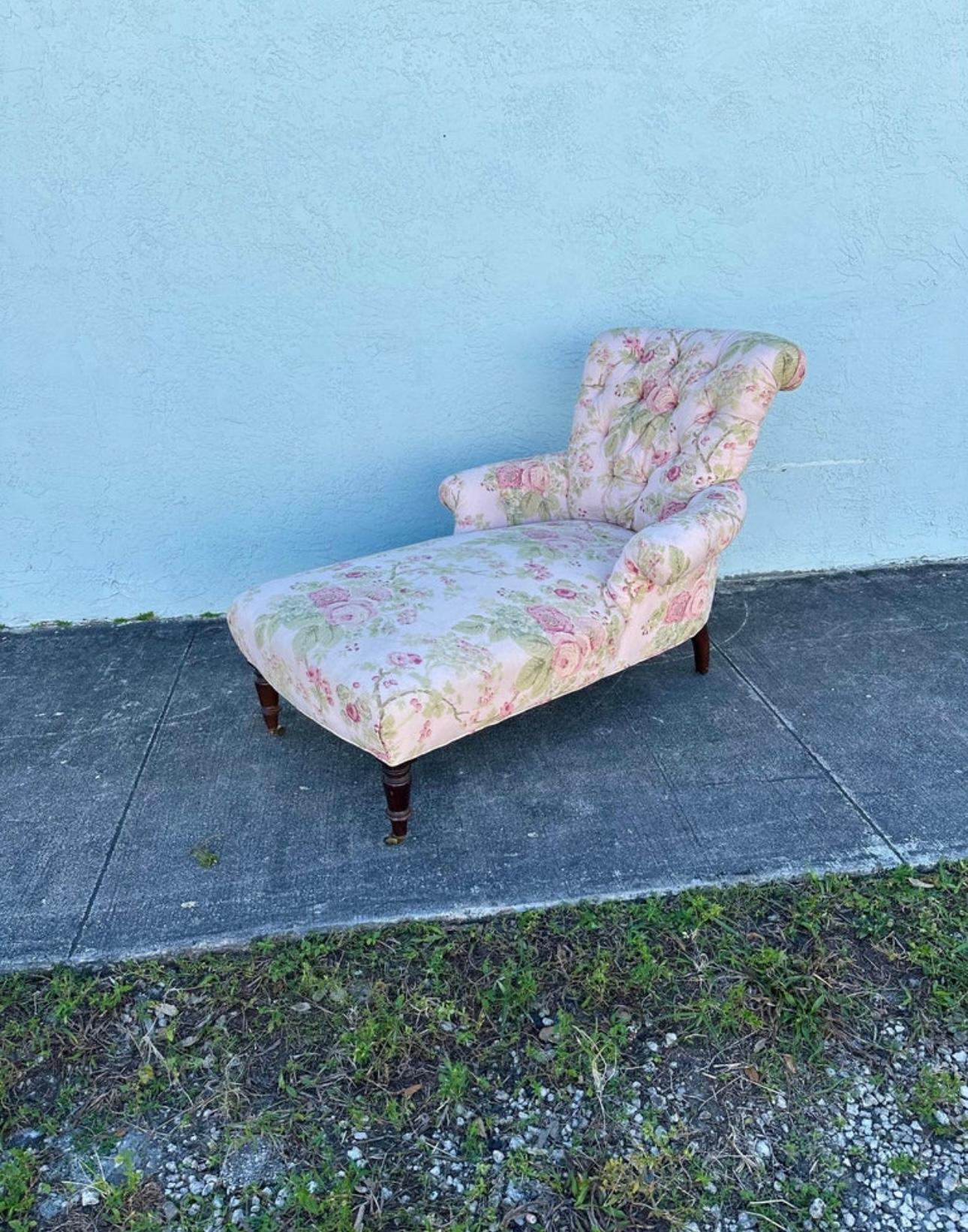 Americano 1990s Lee Industries English Linen Floral Tufted Chaise on Castors in vendita