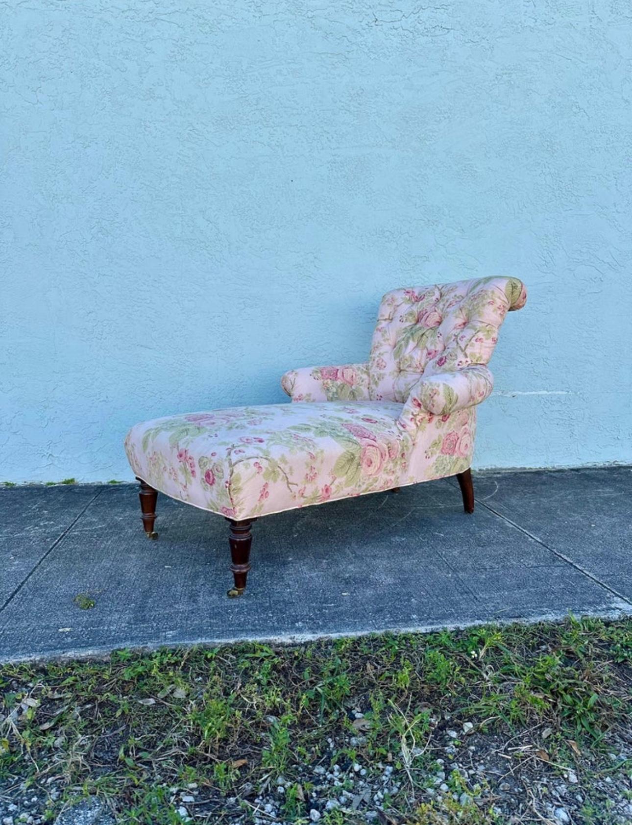1990s Lee Industries English Linen Floral Tufted Chaise on Castors In condizioni buone in vendita a Fort Lauderdale, FL