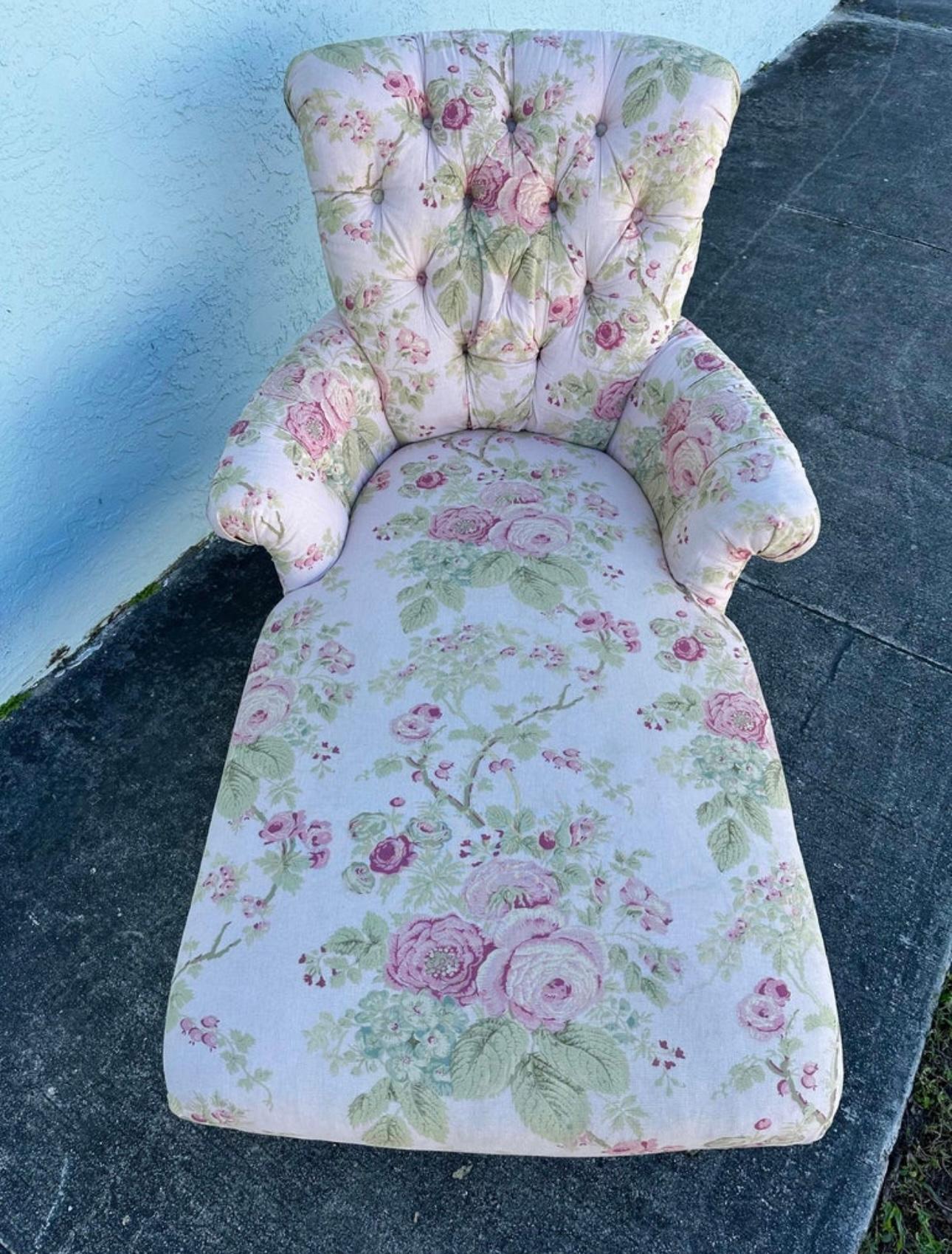 Fine XX secolo 1990s Lee Industries English Linen Floral Tufted Chaise on Castors in vendita