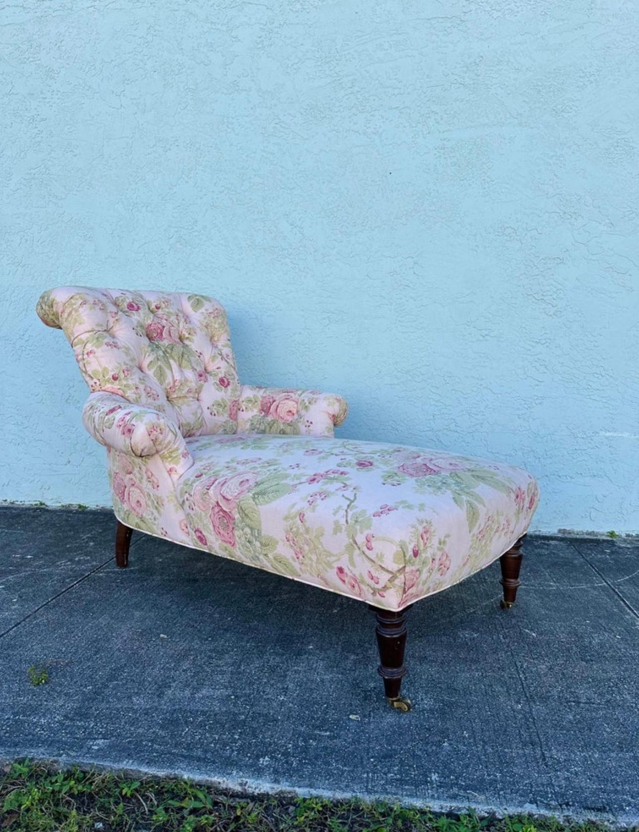 Tappezzeria 1990s Lee Industries English Linen Floral Tufted Chaise on Castors in vendita