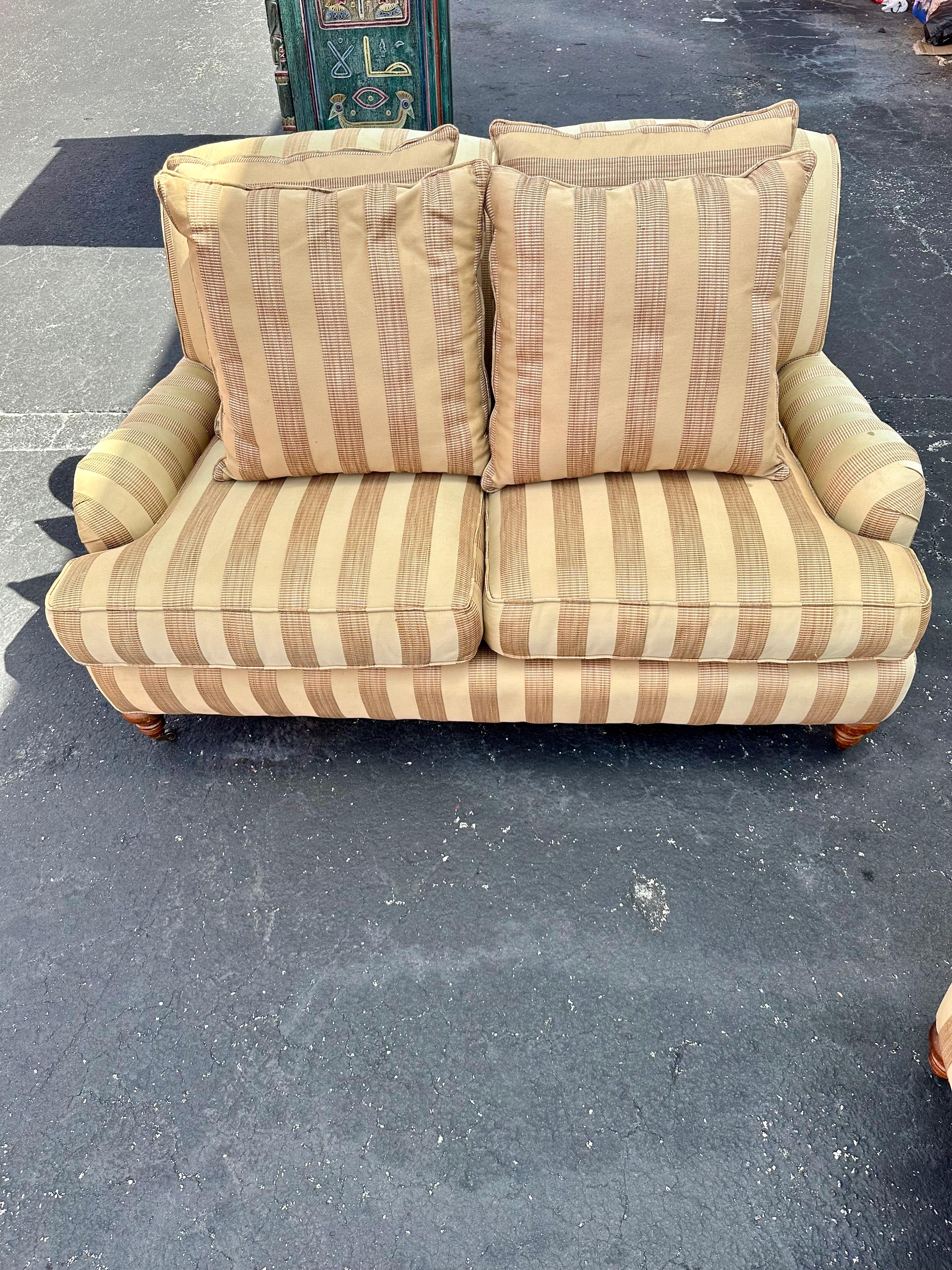 1990er Lee Industries Goldbeige gestreiftes Sofa im englischen Stil auf Rollen, 2er-Set im Angebot 4