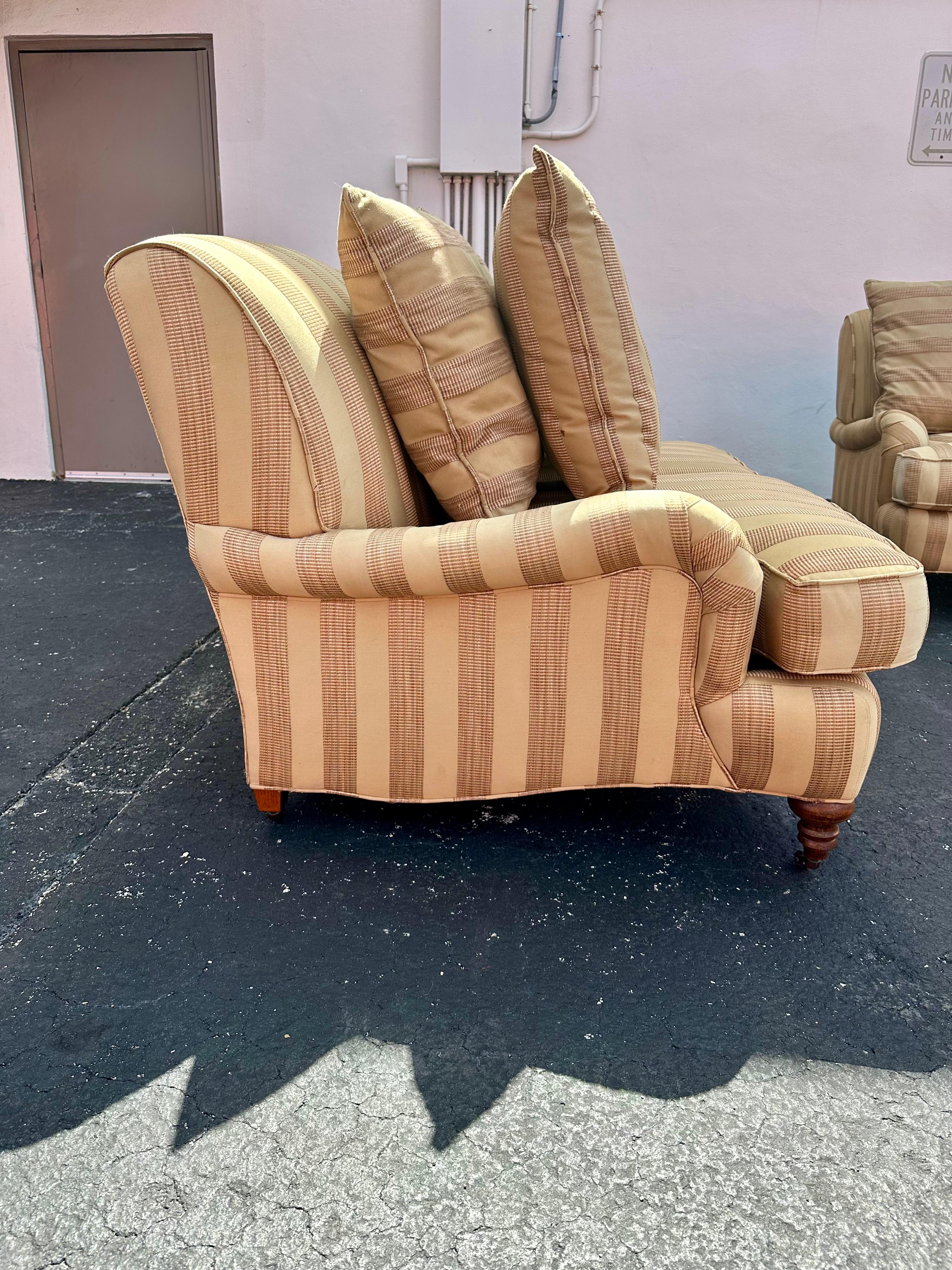 1990er Lee Industries Goldbeige gestreiftes Sofa im englischen Stil auf Rollen, 2er-Set im Angebot 5