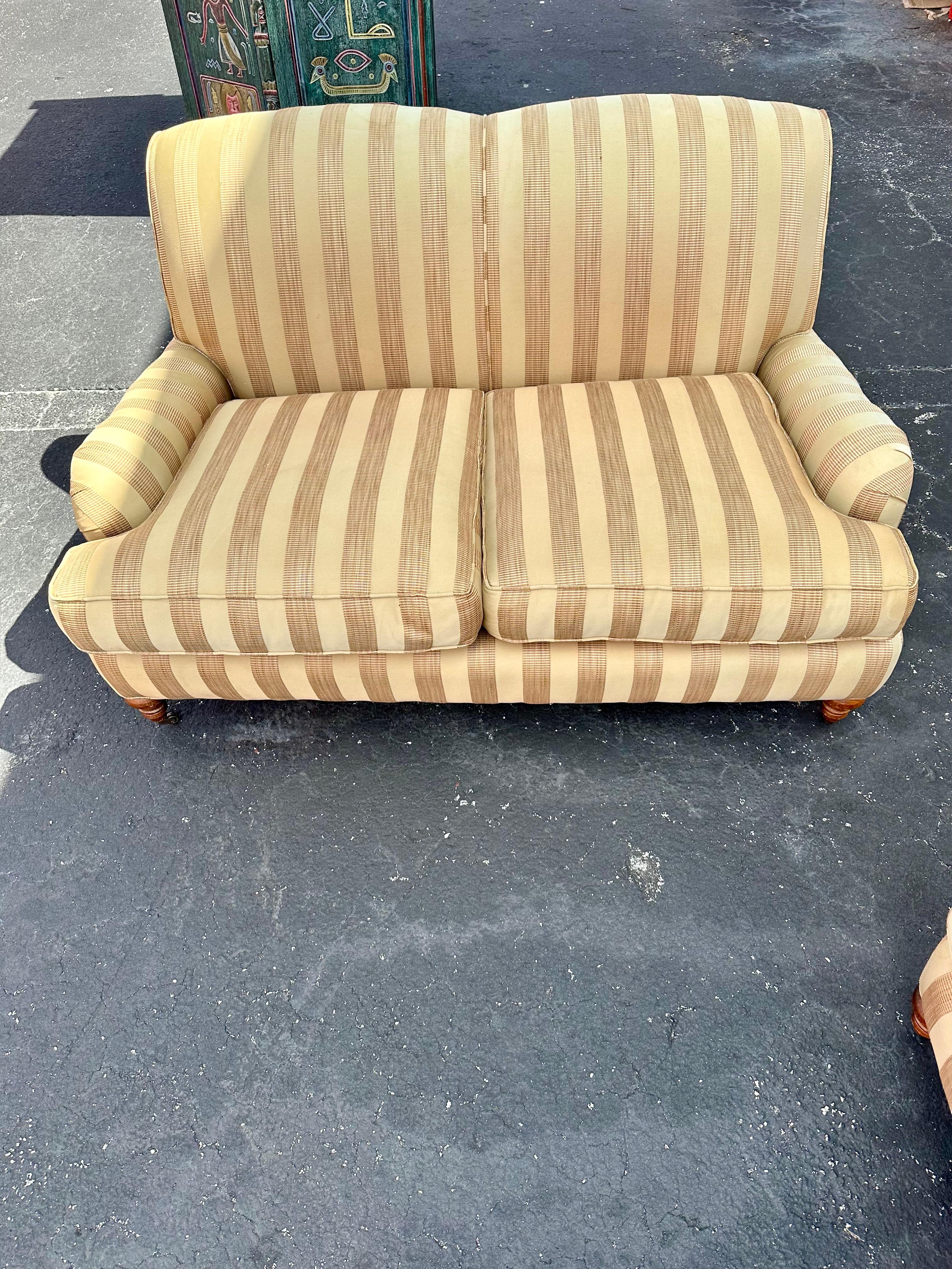 1990er Lee Industries Goldbeige gestreiftes Sofa im englischen Stil auf Rollen, 2er-Set im Angebot 6