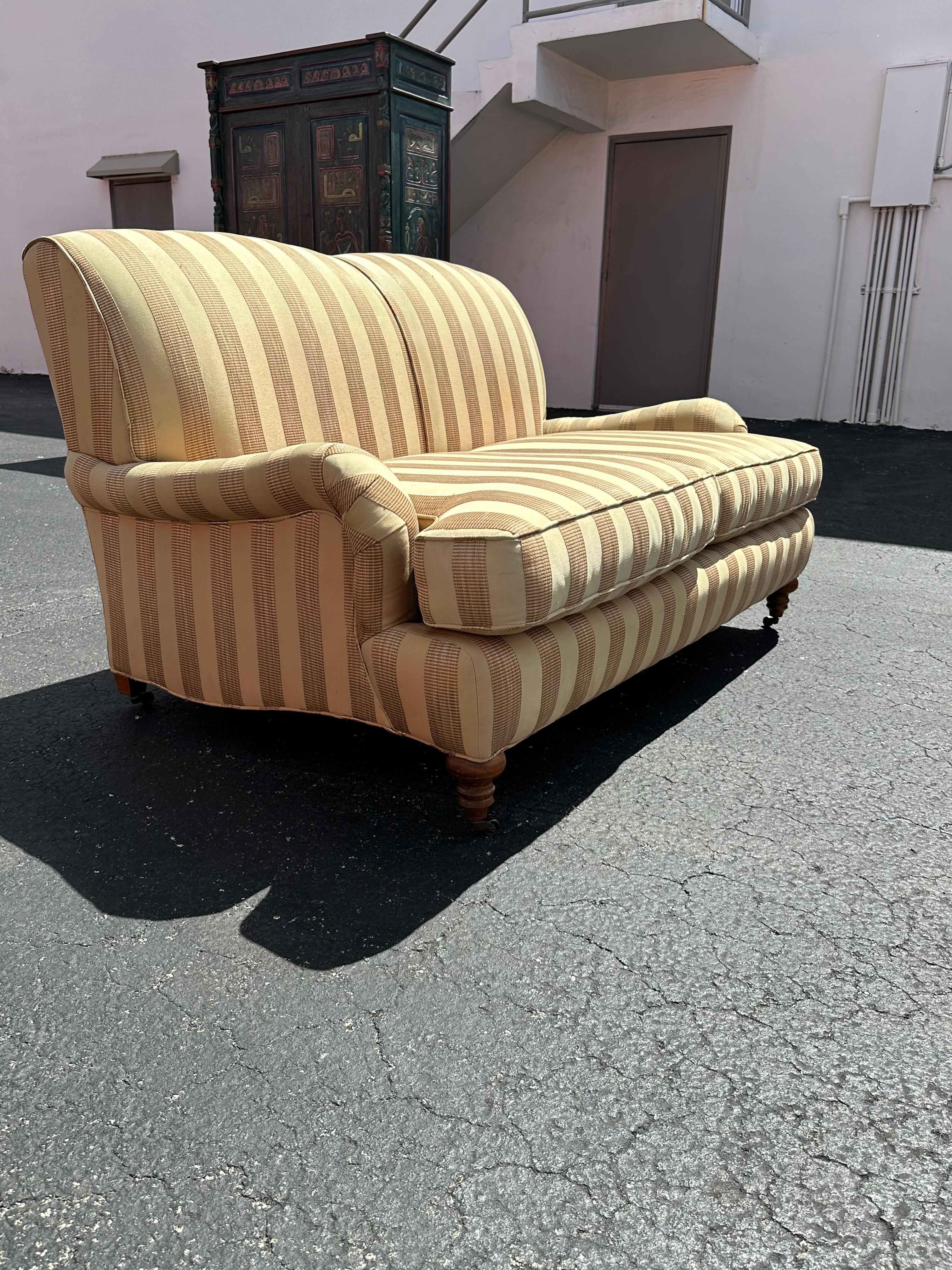 1990er Lee Industries Goldbeige gestreiftes Sofa im englischen Stil auf Rollen, 2er-Set im Angebot 7