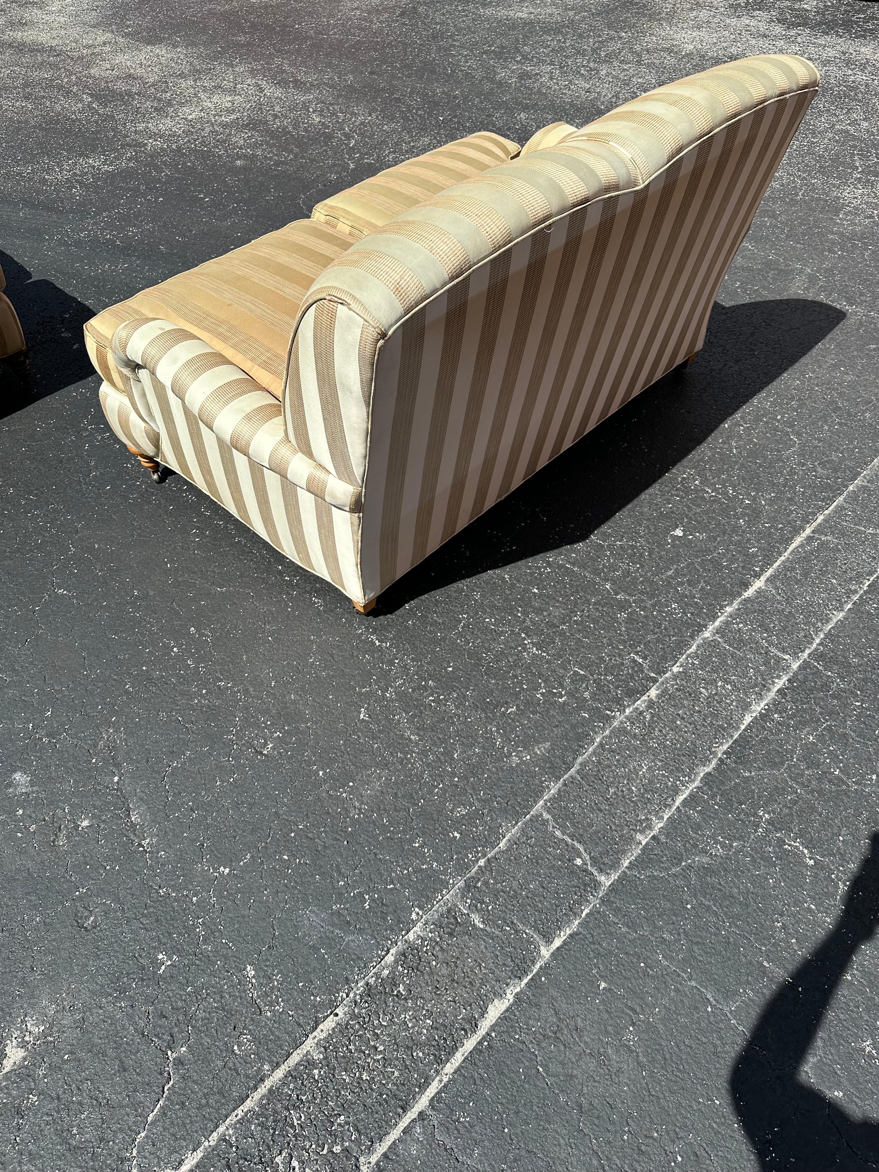 1990er Lee Industries Goldbeige gestreiftes Sofa im englischen Stil auf Rollen, 2er-Set im Angebot 9