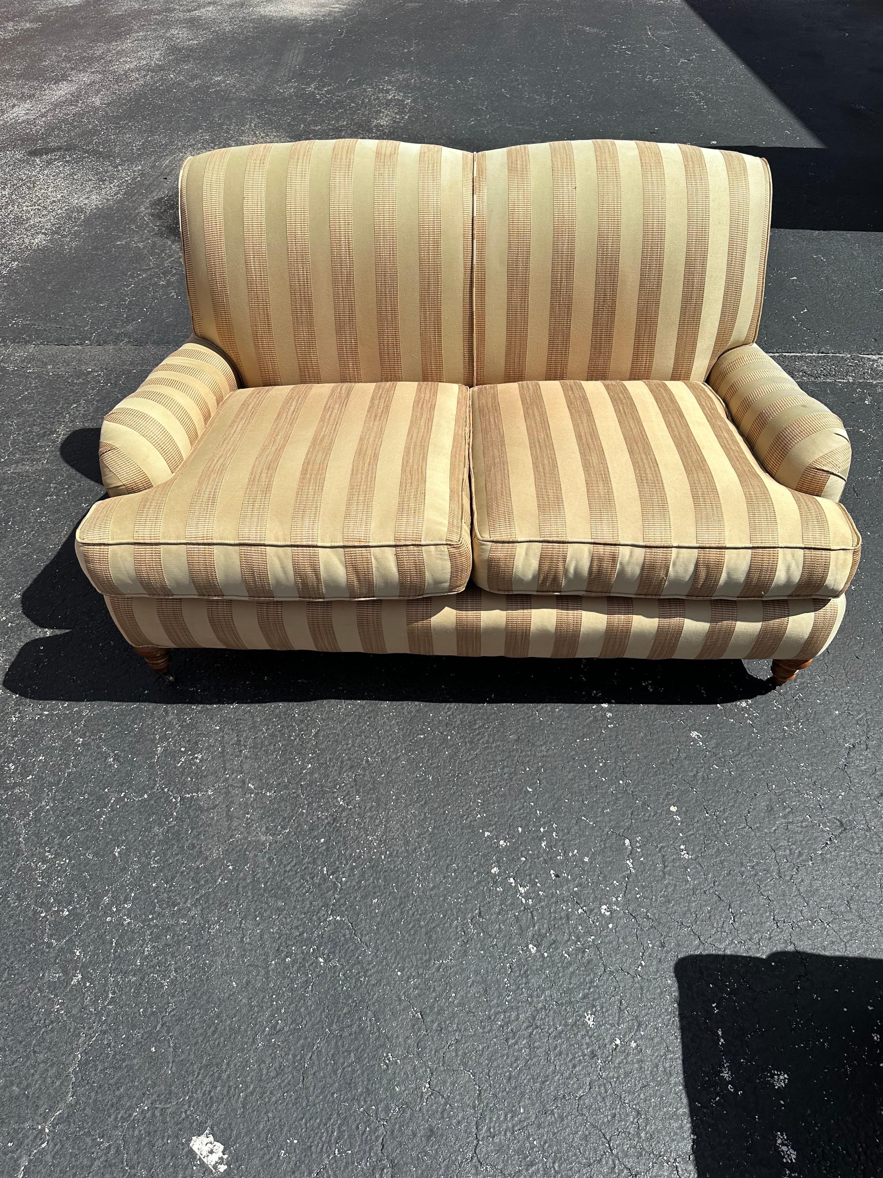 1990er Lee Industries Goldbeige gestreiftes Sofa im englischen Stil auf Rollen, 2er-Set im Angebot 10