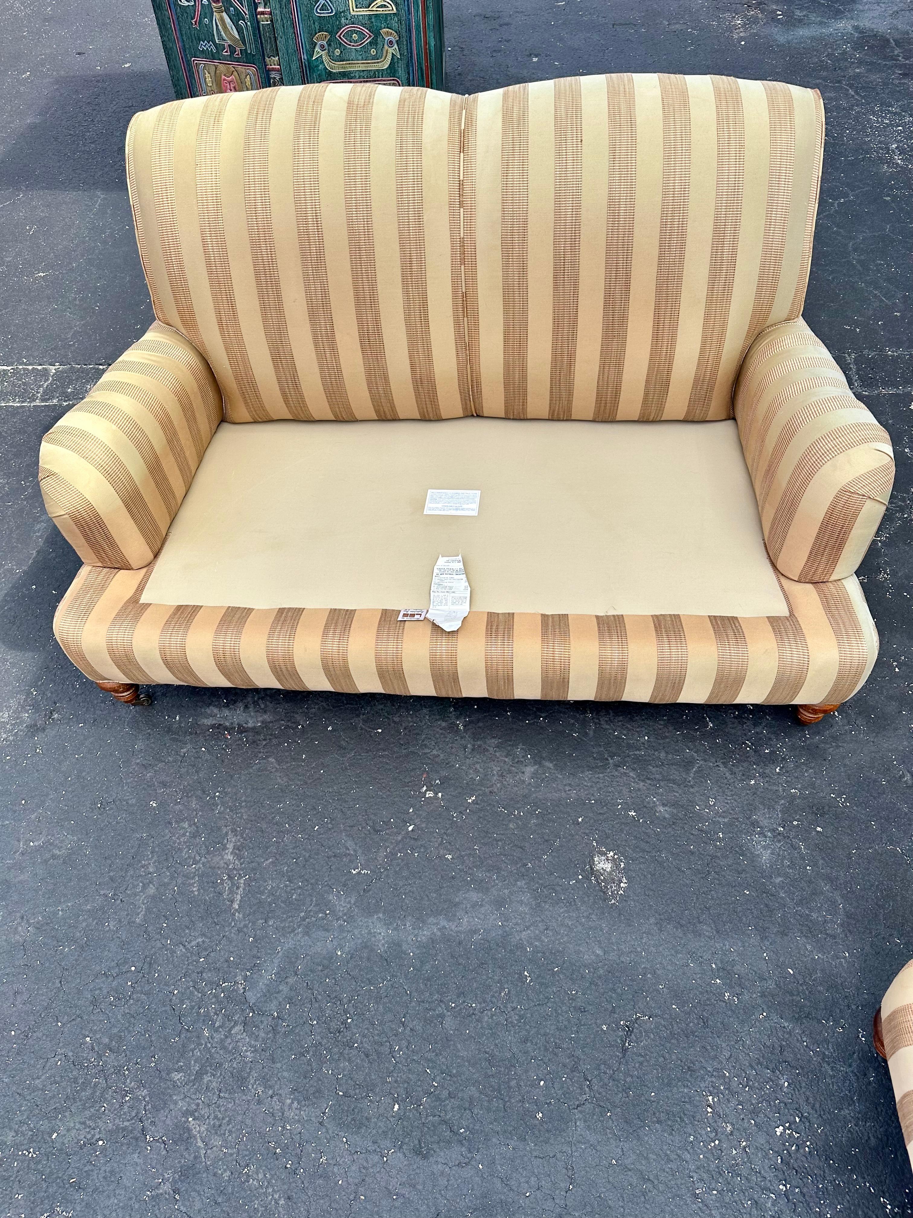 1990er Lee Industries Goldbeige gestreiftes Sofa im englischen Stil auf Rollen, 2er-Set im Angebot 11