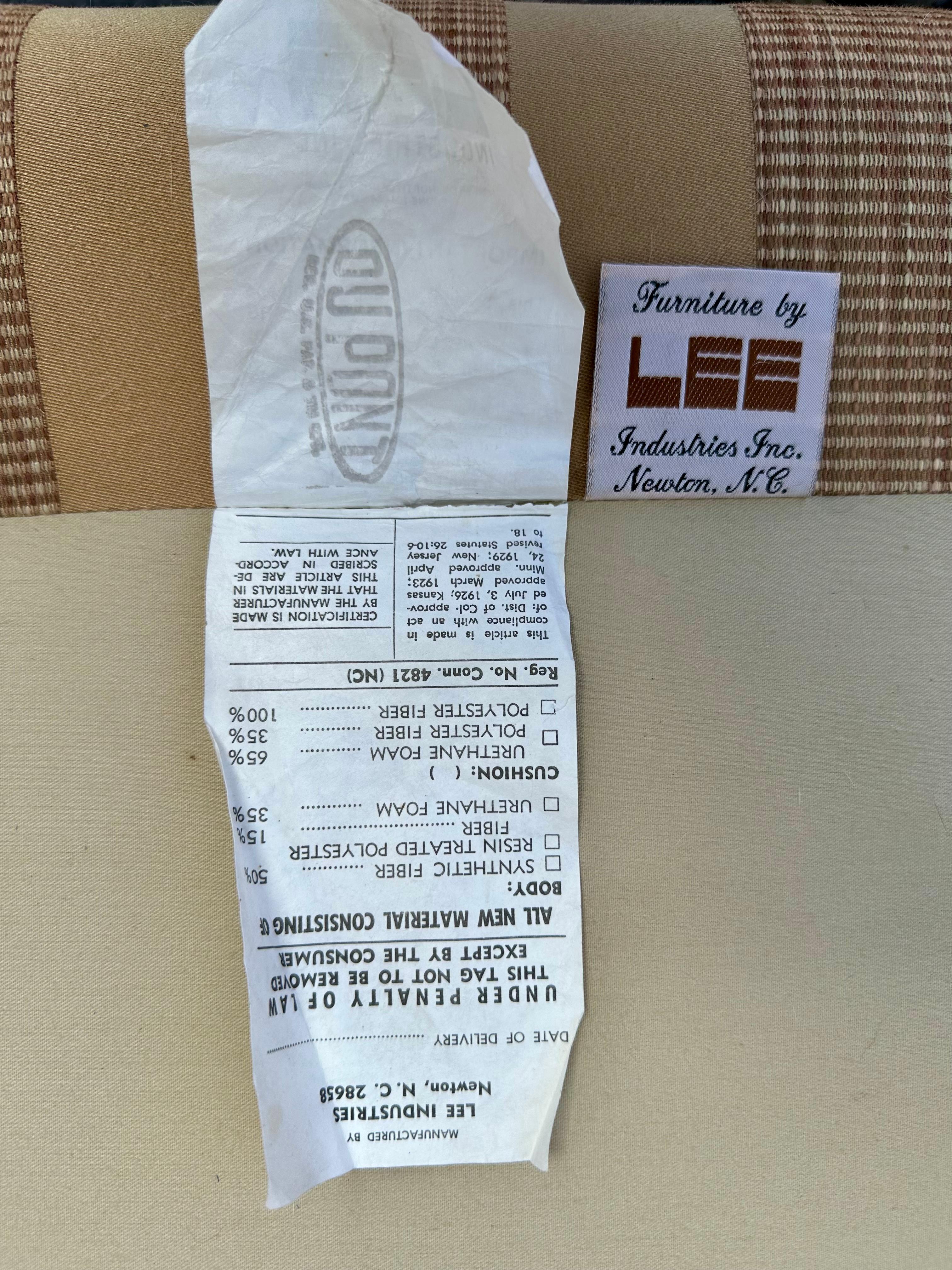 1990er Lee Industries Goldbeige gestreiftes Sofa im englischen Stil auf Rollen, 2er-Set im Angebot 12