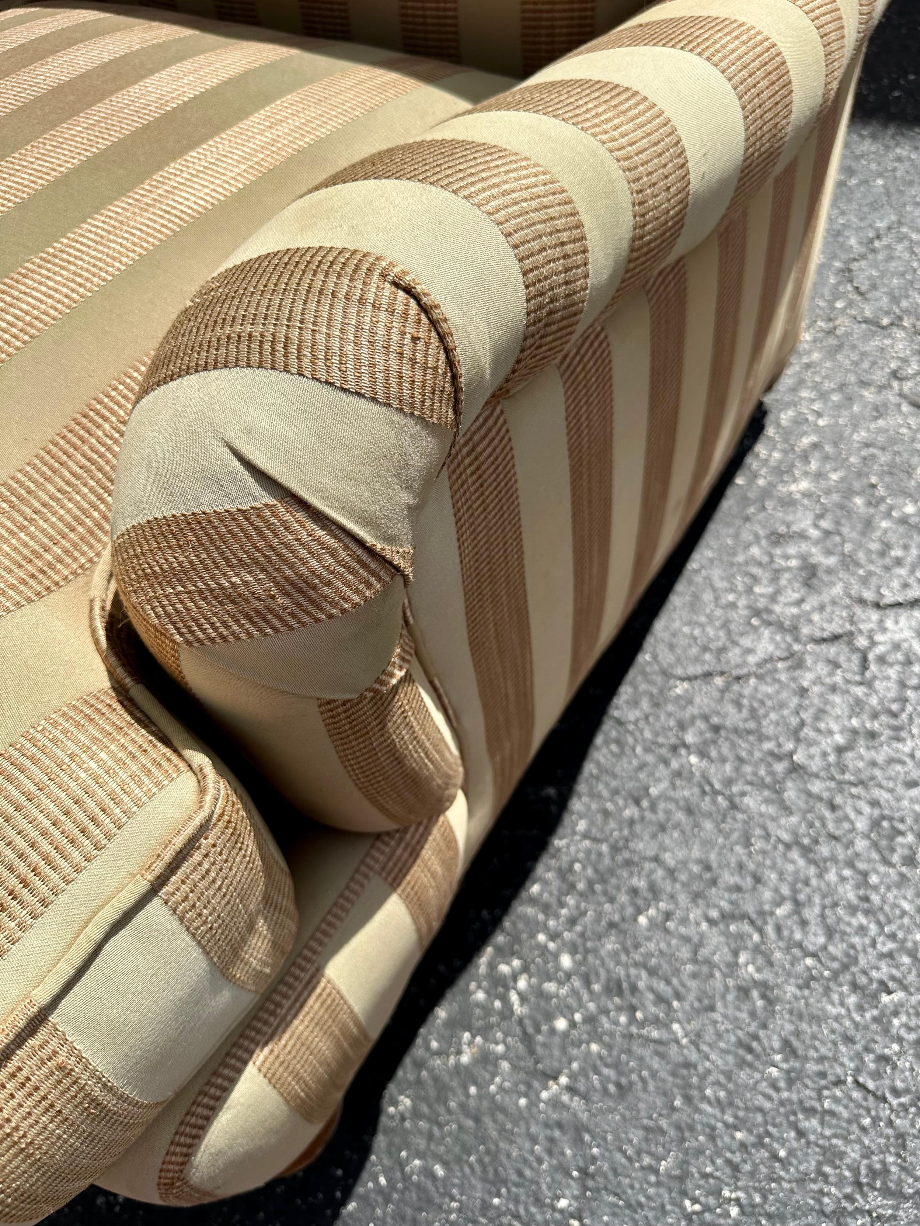1990er Lee Industries Goldbeige gestreiftes Sofa im englischen Stil auf Rollen, 2er-Set im Angebot 13