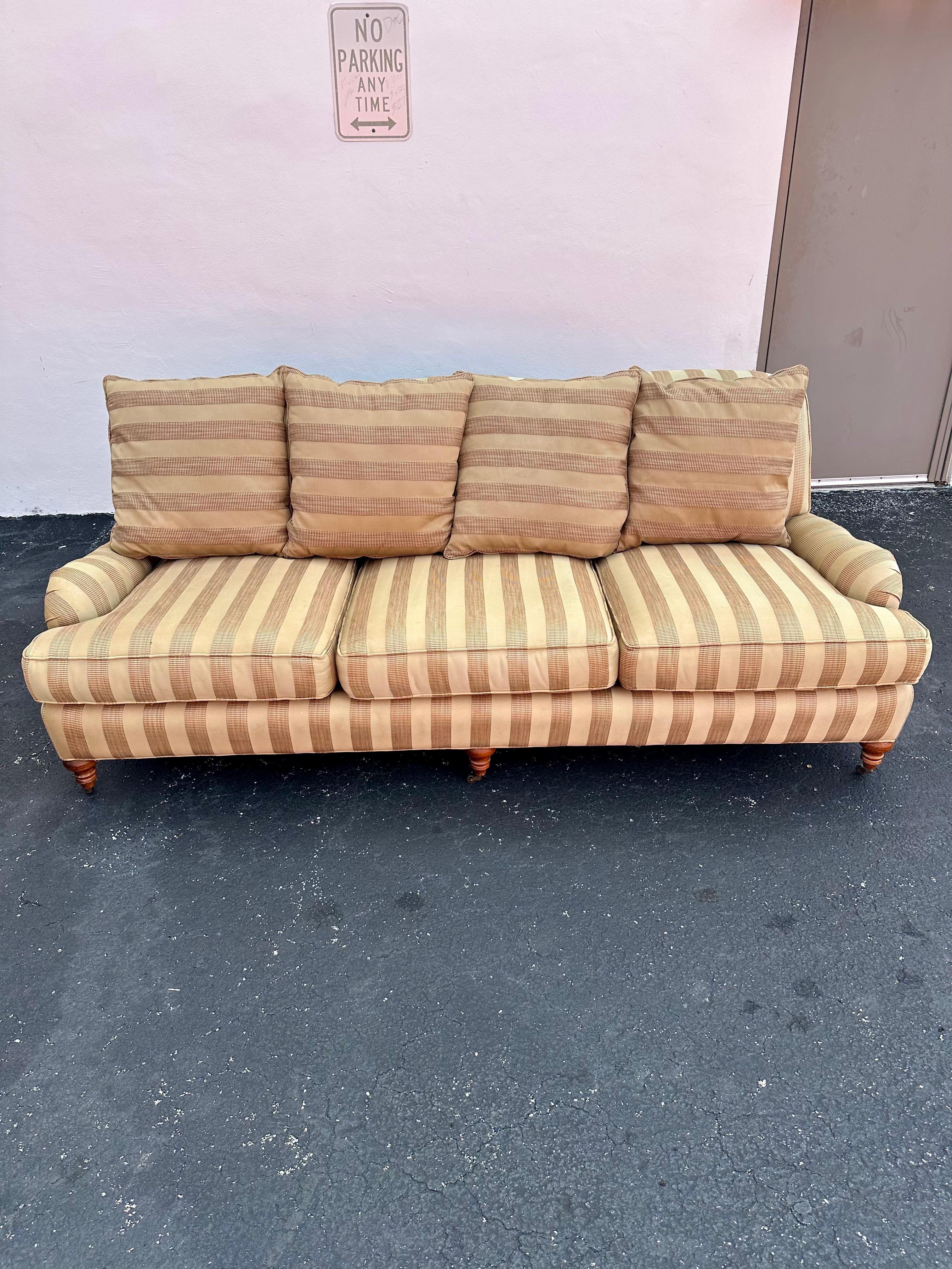 Versetzen Sie sich mit dieser Sofagarnitur in die eleganten und raffinierten 1990er Jahre zurück. Das äußerst seltene Set strahlt einen Hauch von Luxus und Raffinesse aus. Das Design ist durchgängig herausragend. Das schöne Set ist ein Statement,