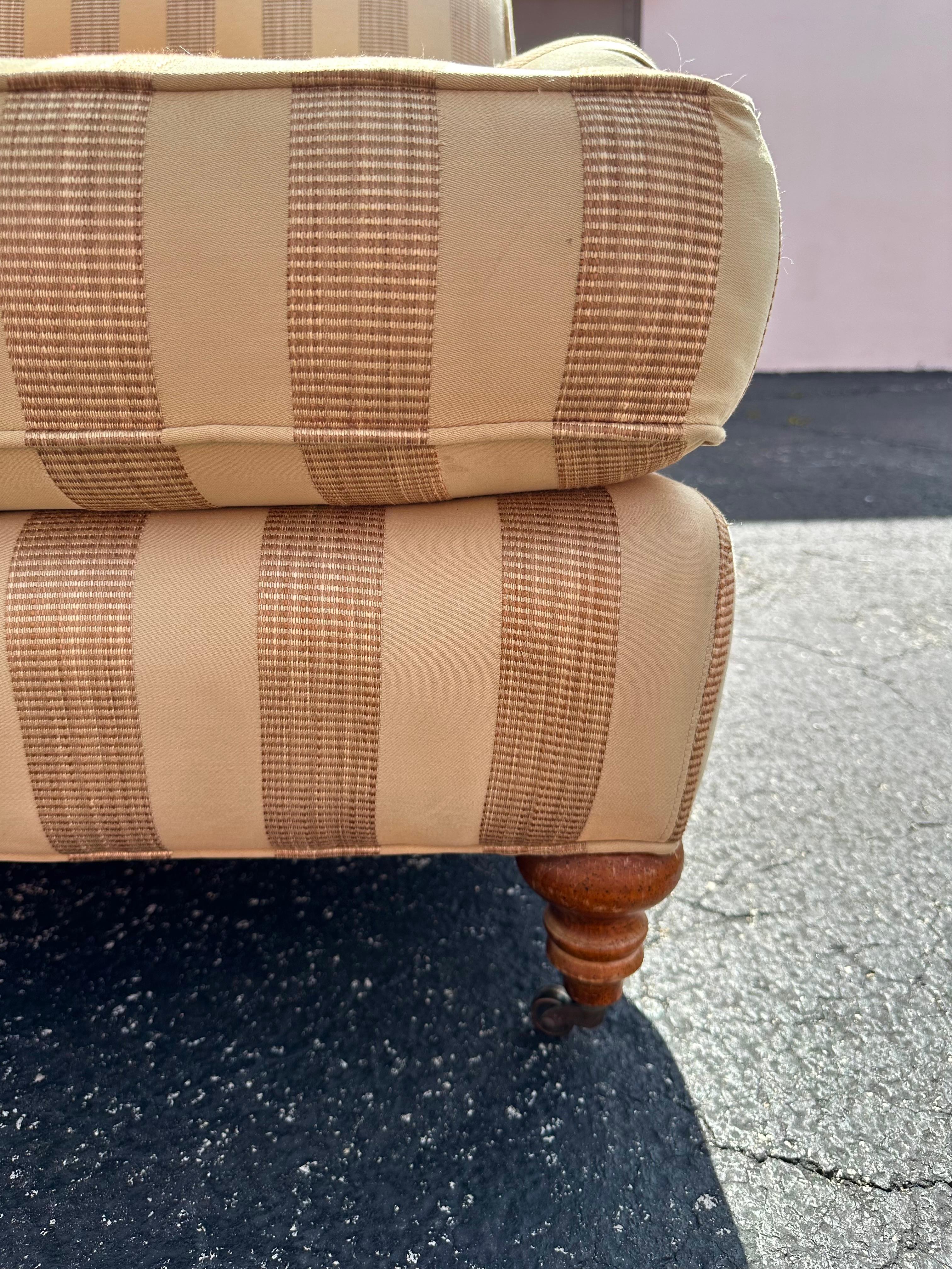 1990er Lee Industries Goldbeige gestreiftes Sofa im englischen Stil auf Rollen, 2er-Set im Angebot 14