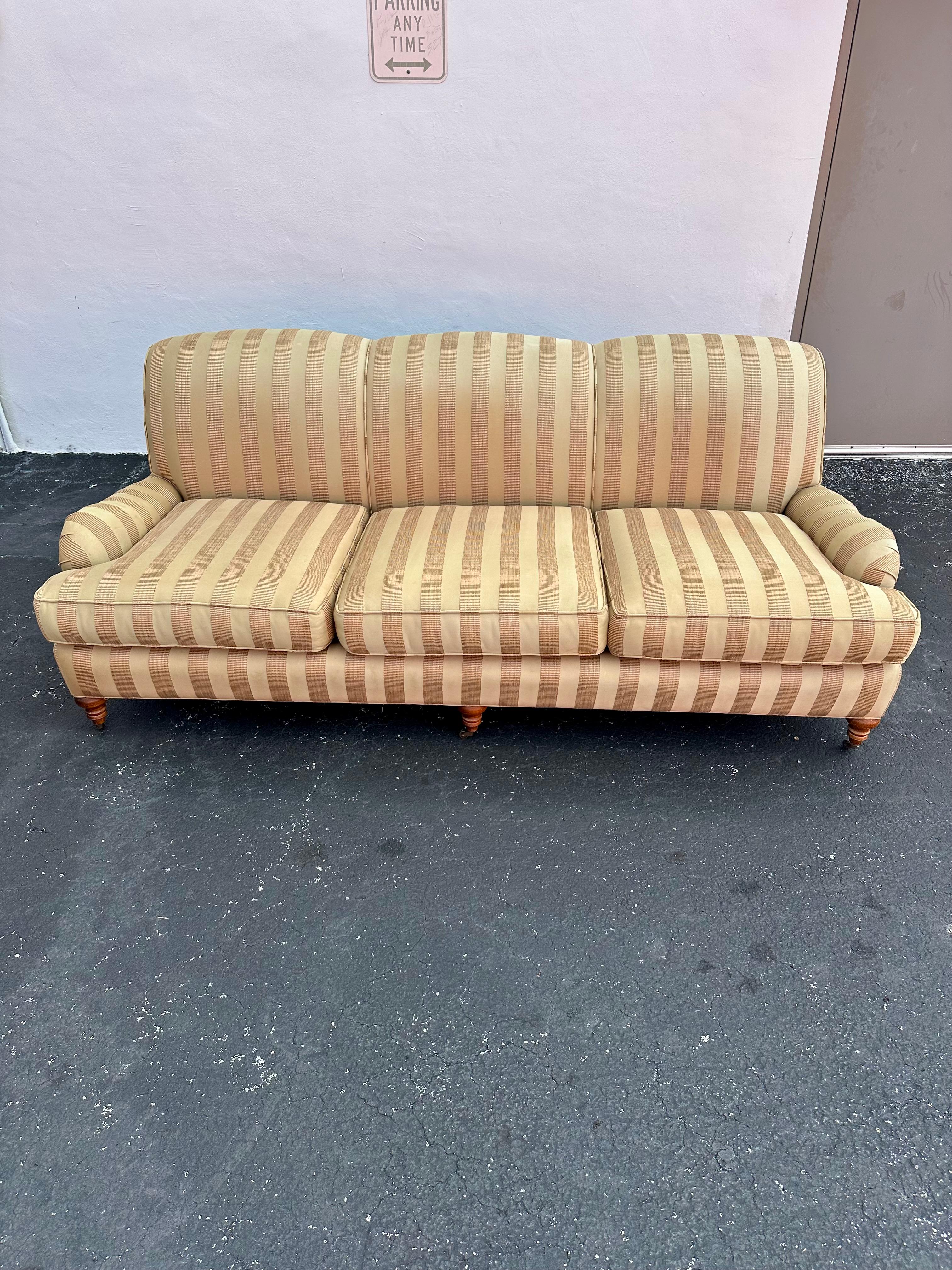 1990er Lee Industries Goldbeige gestreiftes Sofa im englischen Stil auf Rollen, 2er-Set (amerikanisch) im Angebot