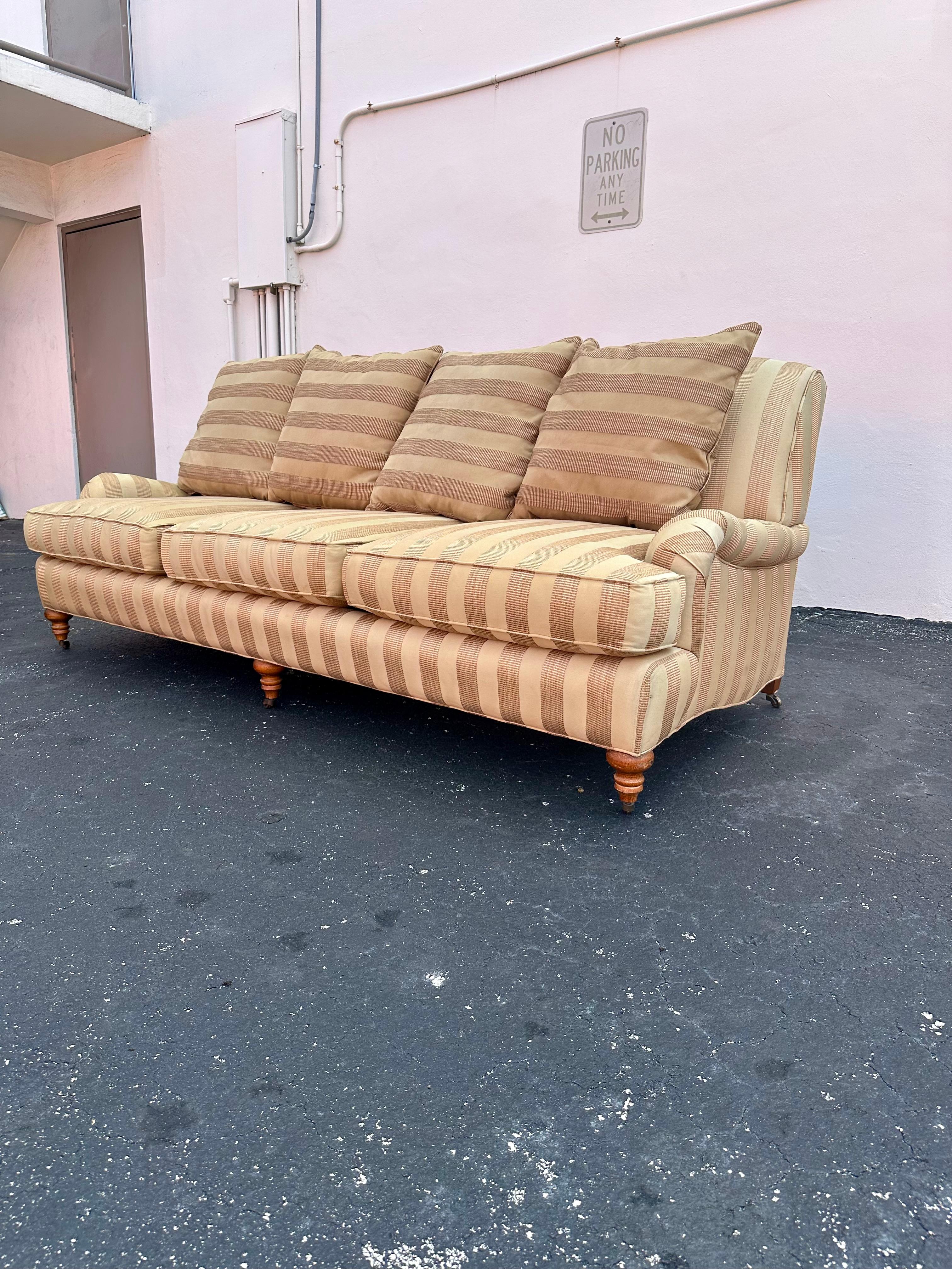 1990er Lee Industries Goldbeige gestreiftes Sofa im englischen Stil auf Rollen, 2er-Set im Zustand „Gut“ im Angebot in Fort Lauderdale, FL