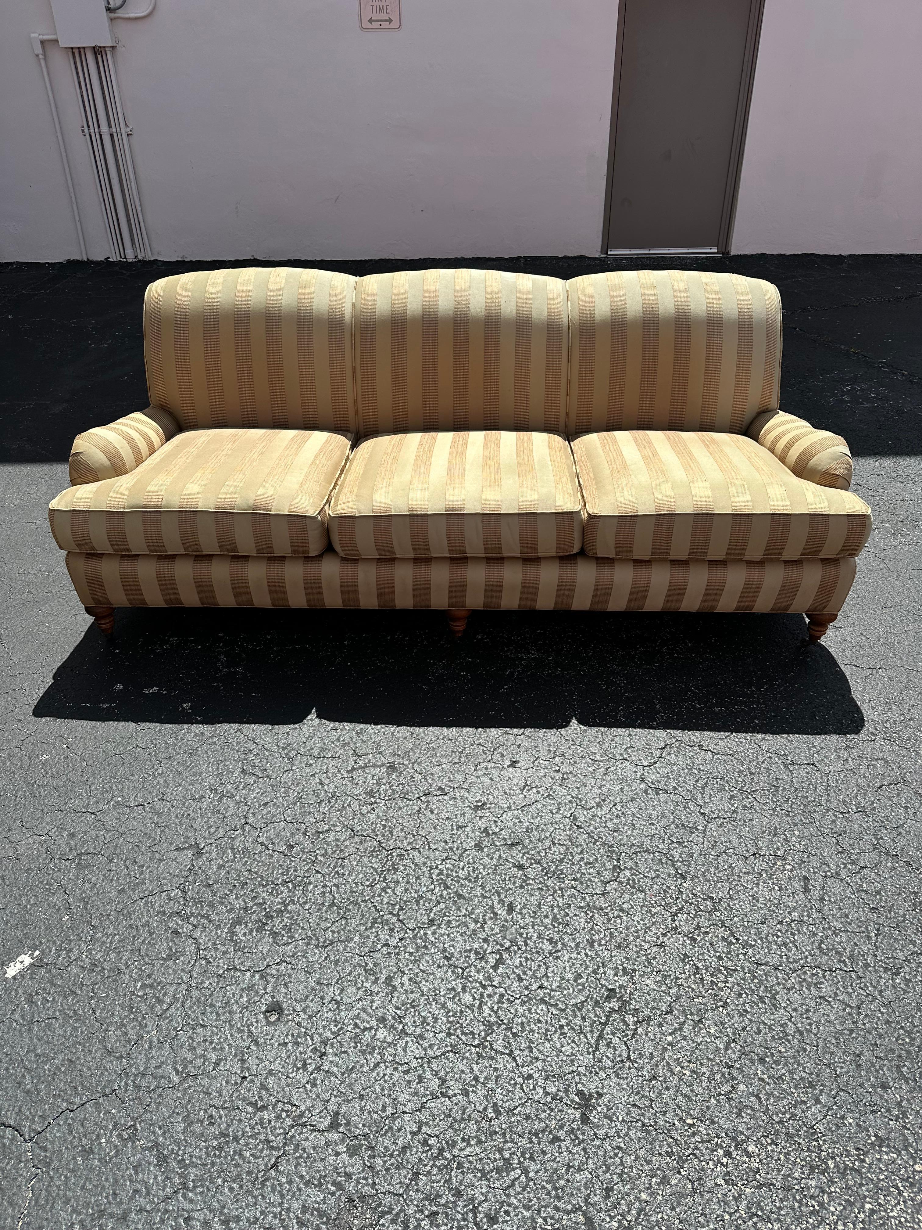 1990er Lee Industries Goldbeige gestreiftes Sofa im englischen Stil auf Rollen, 2er-Set (Ende des 20. Jahrhunderts) im Angebot