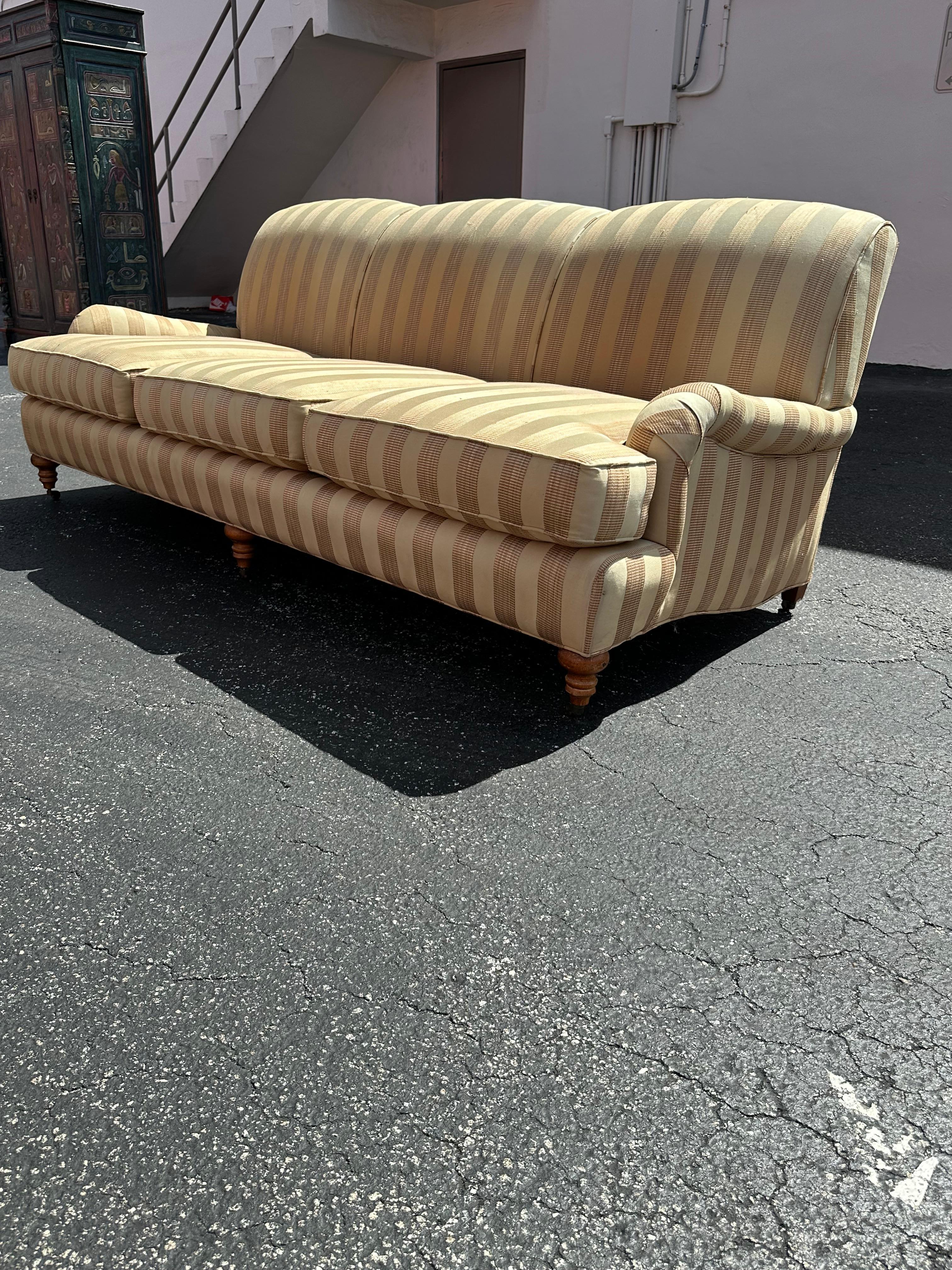 1990er Lee Industries Goldbeige gestreiftes Sofa im englischen Stil auf Rollen, 2er-Set (Polster) im Angebot