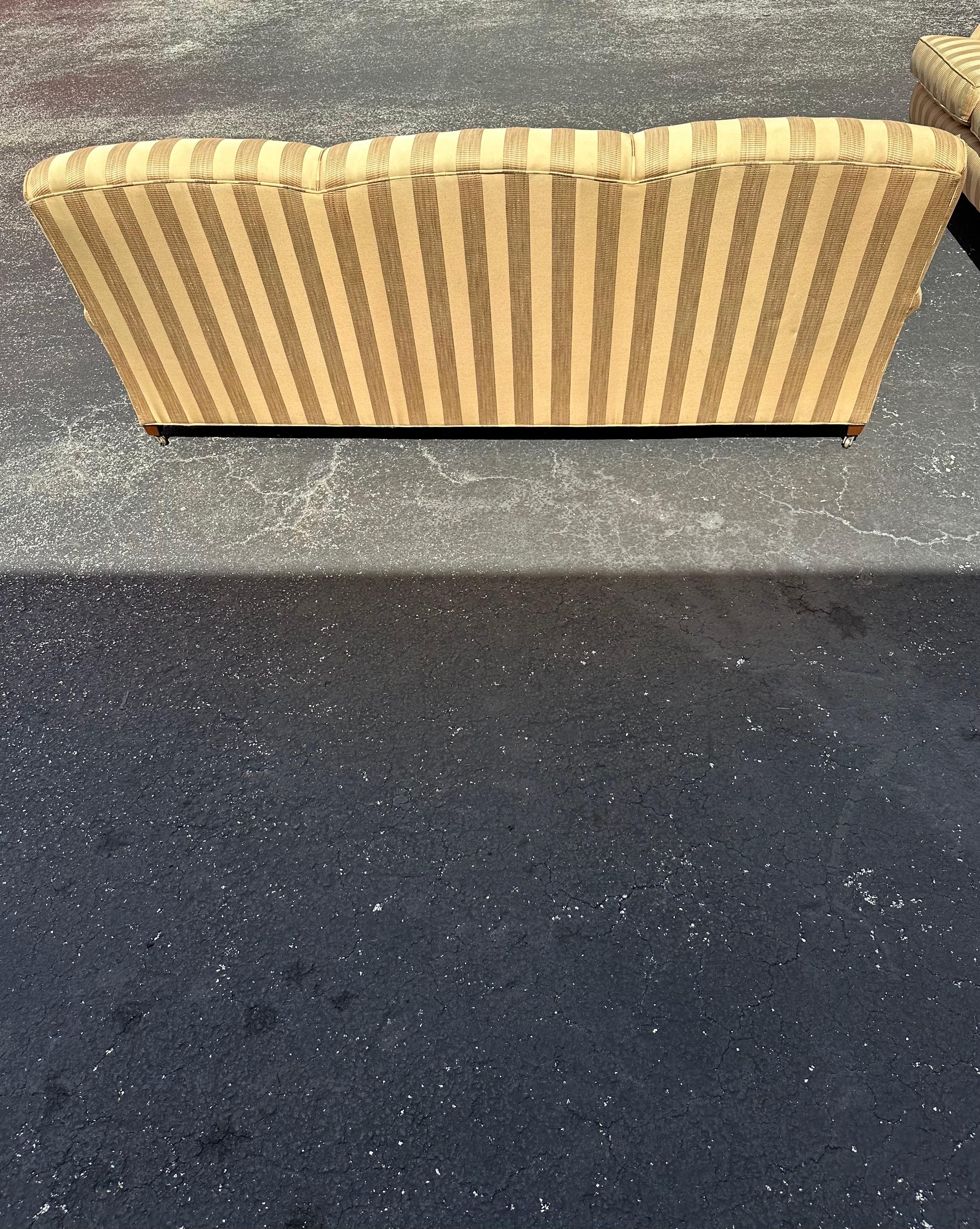 1990er Lee Industries Goldbeige gestreiftes Sofa im englischen Stil auf Rollen, 2er-Set im Angebot 2
