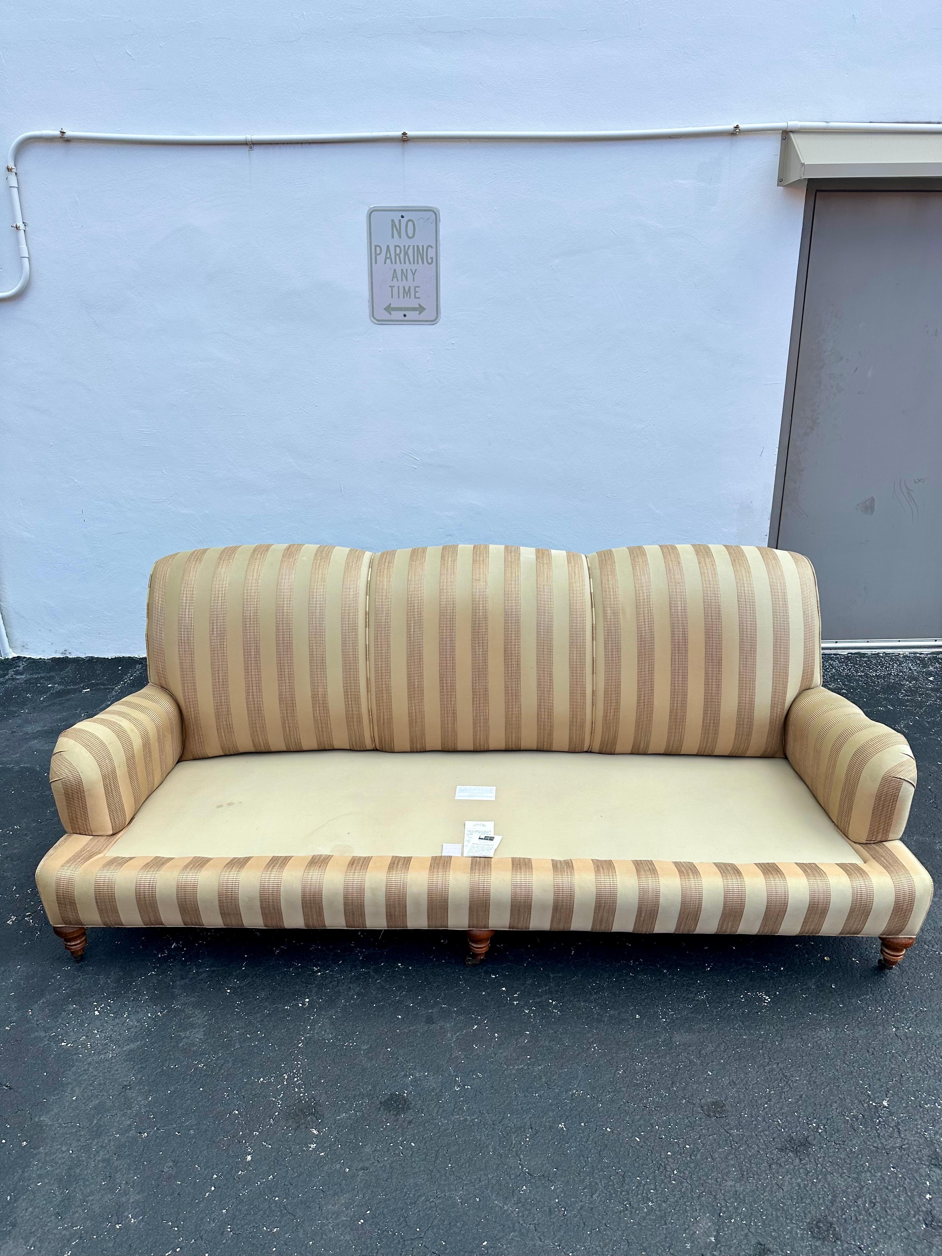 1990er Lee Industries Goldbeige gestreiftes Sofa im englischen Stil auf Rollen, 2er-Set im Angebot 3
