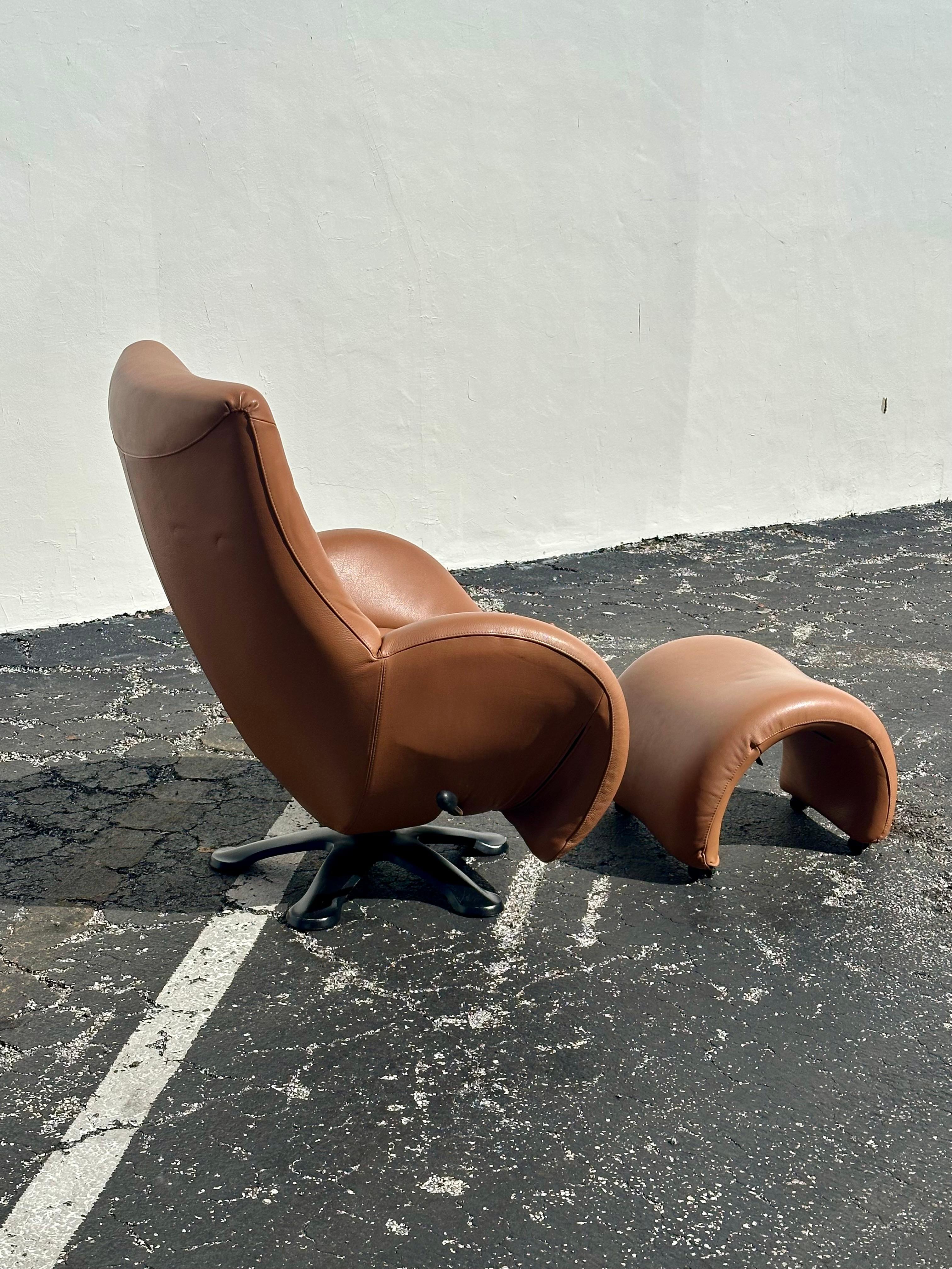 1990er Jahre Post Modern Leolux Skulpturaler Leder-Drehstuhl mit Ottomane, 2er-Set im Zustand „Gut“ im Angebot in Fort Lauderdale, FL