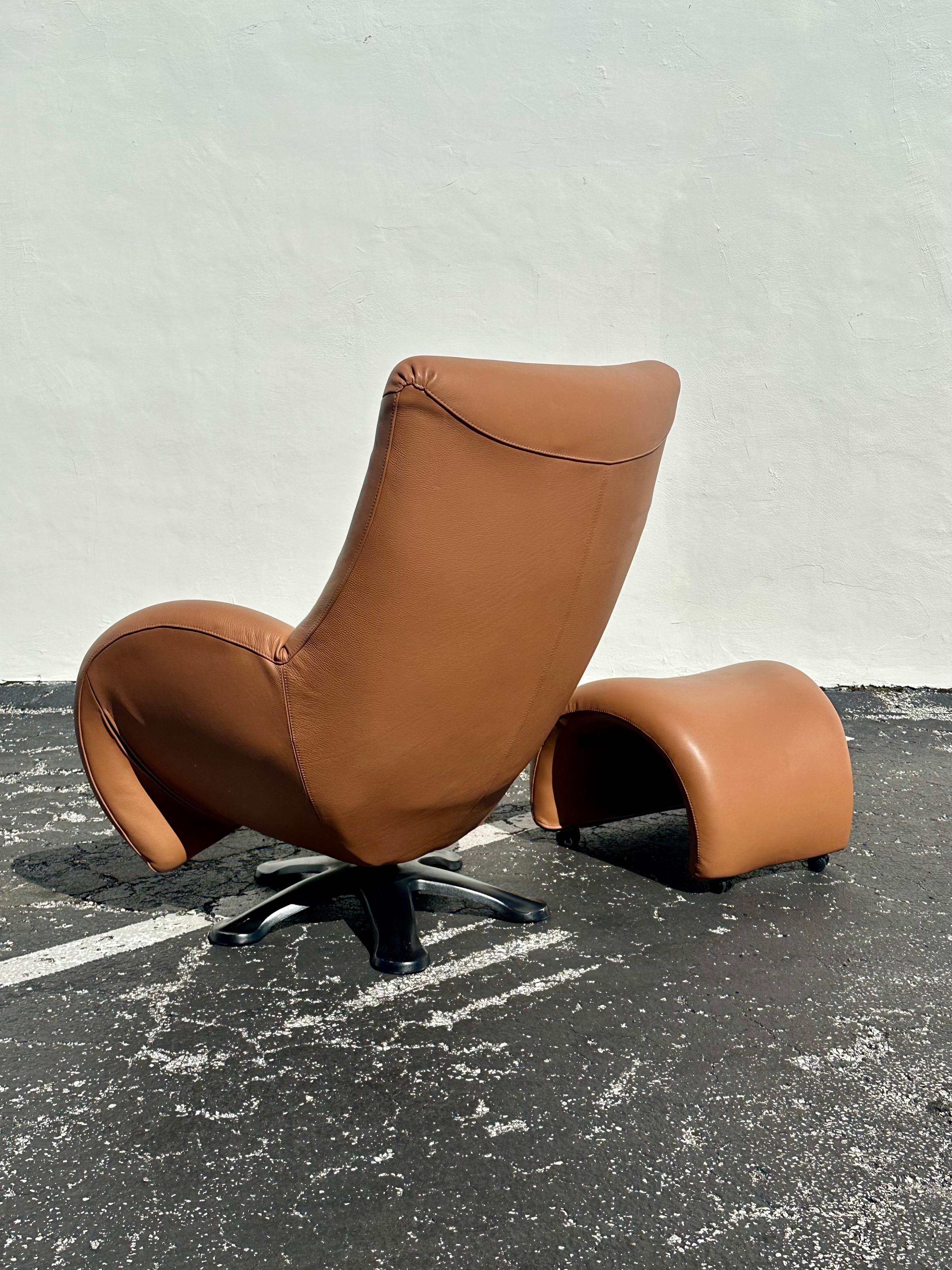 1990er Jahre Post Modern Leolux Skulpturaler Leder-Drehstuhl mit Ottomane, 2er-Set (Stahl) im Angebot