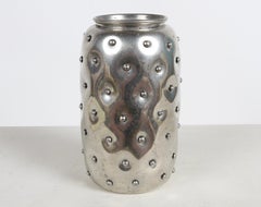 Jarrón de peltre artesanal Leon Fontier de los años 90 con elegante diseño de caracola