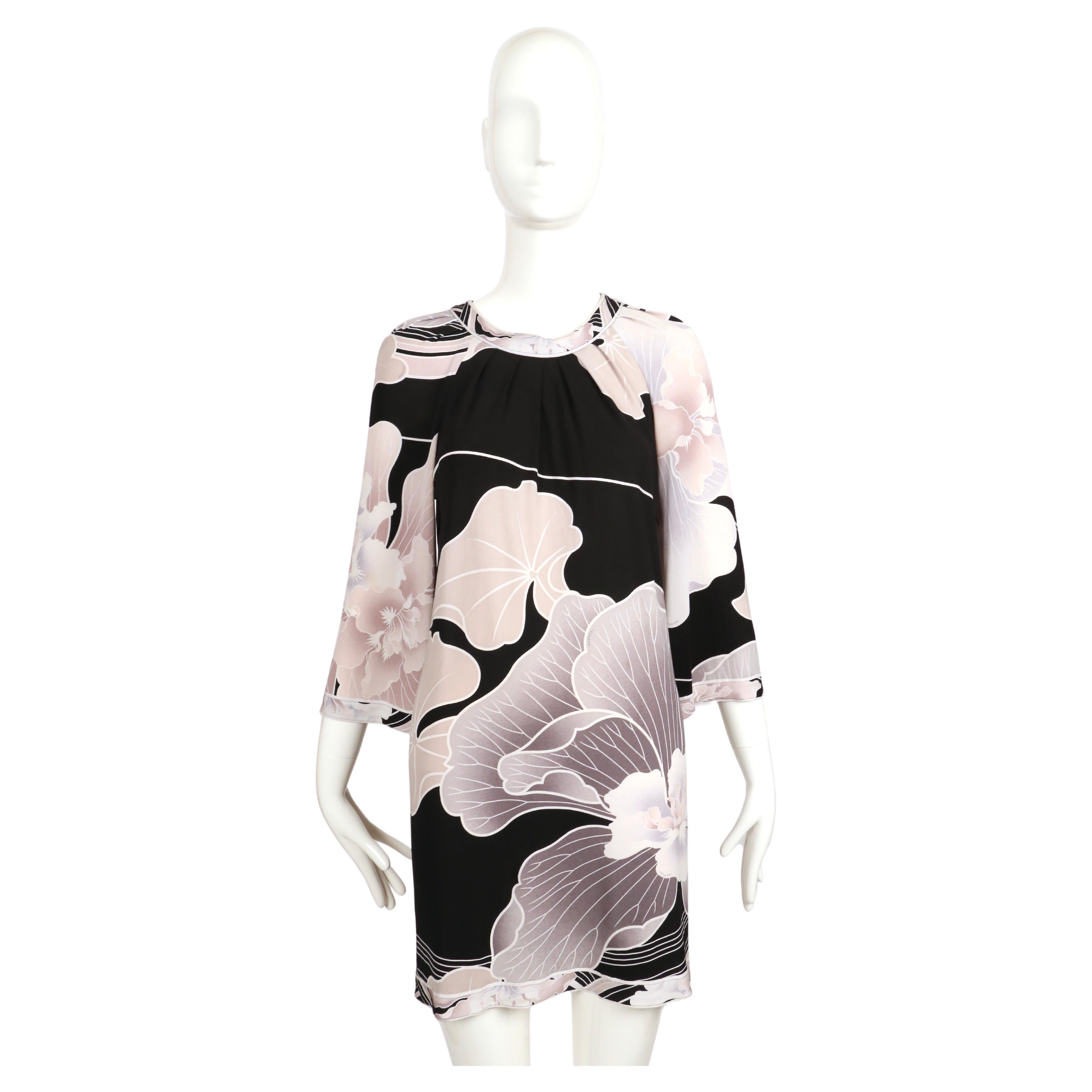 Babydoll-Kleid aus Seidenjersey mit Blumendruck in Grau- und Schwarztönen, entworfen von Leonard of Paris in den 1990er Jahren. Es ist keine Größe angegeben, aber es würde am besten zu einer Größe S bis M passen. Ungefähre Maße: Brustumfang 40