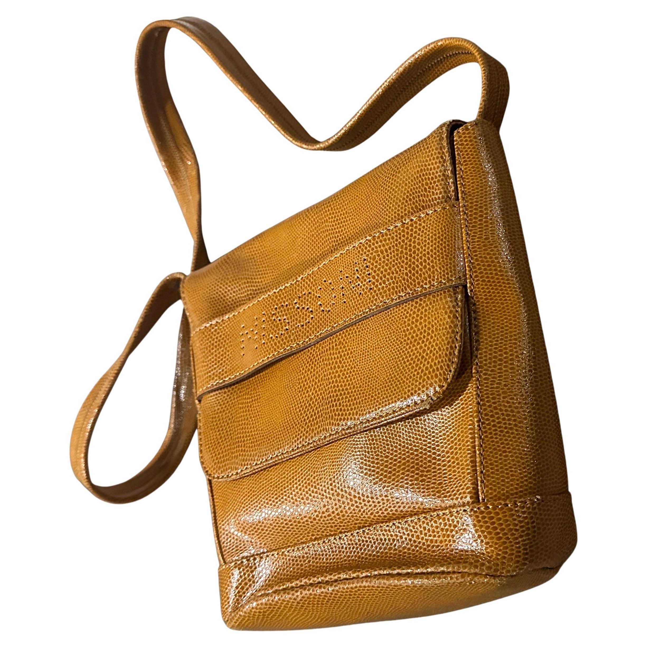 Chic 1990 Missoni Sac à bandoulière en cuir marron clair - Texture gaufrée
Rehaussez votre style avec cet authentique sac à bandoulière vintage de l'emblématique maison de couture italienne Missoni, datant des années 1990. Cet élégant sac à main