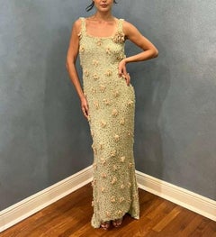 Robe des années 1990 en mousseline de soie vert clair et beige, doublée, ornée de paillettes métalliques et dotée d'une traîne