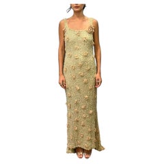 Robe des années 1990 en mousseline de soie vert clair et beige, doublée, ornée de paillettes métalliques et dotée d'une traîne