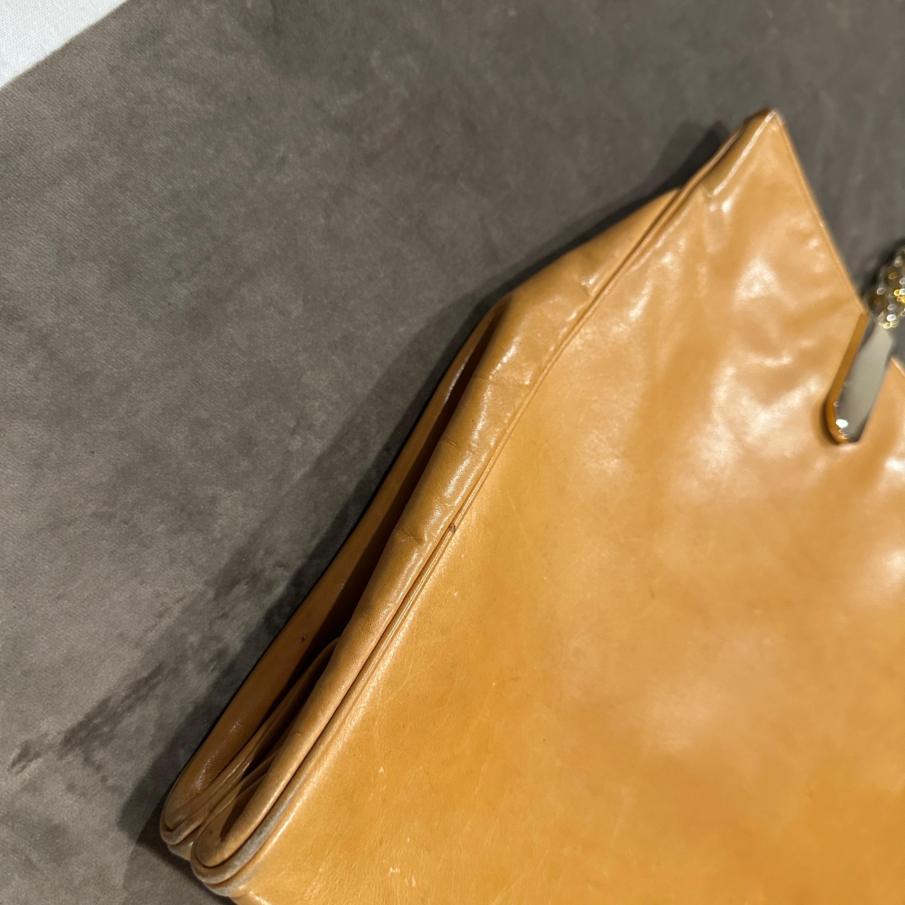 1990s Light Tan Leather and Gilded Metal Italian Tote Bag by Edoardo Giannotti en vente 7