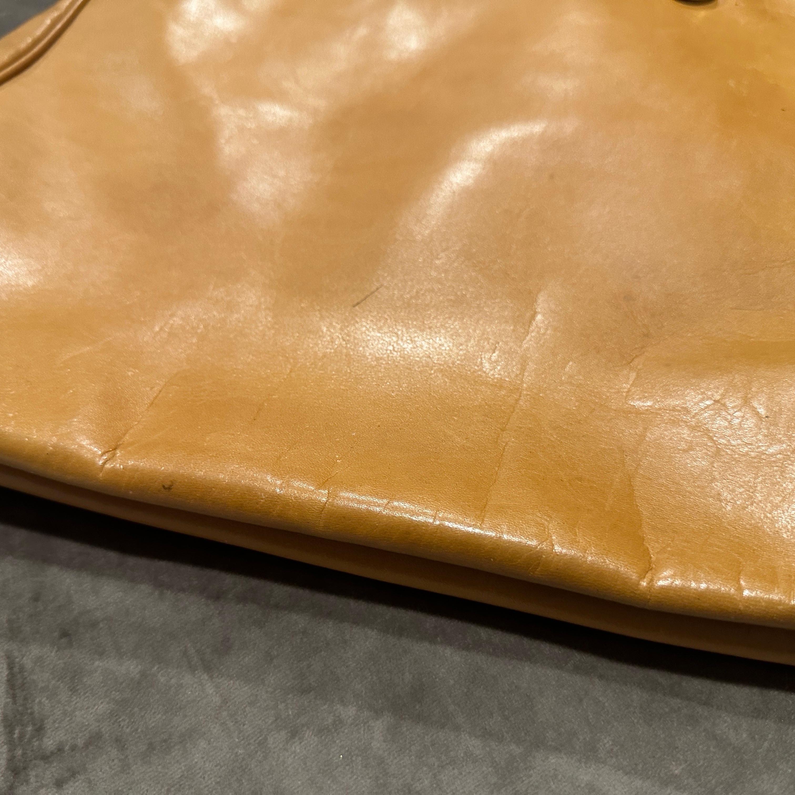1990s Light Tan Leather and Gilded Metal Italian Tote Bag by Edoardo Giannotti Excellent état - En vente à Aci Castello, IT