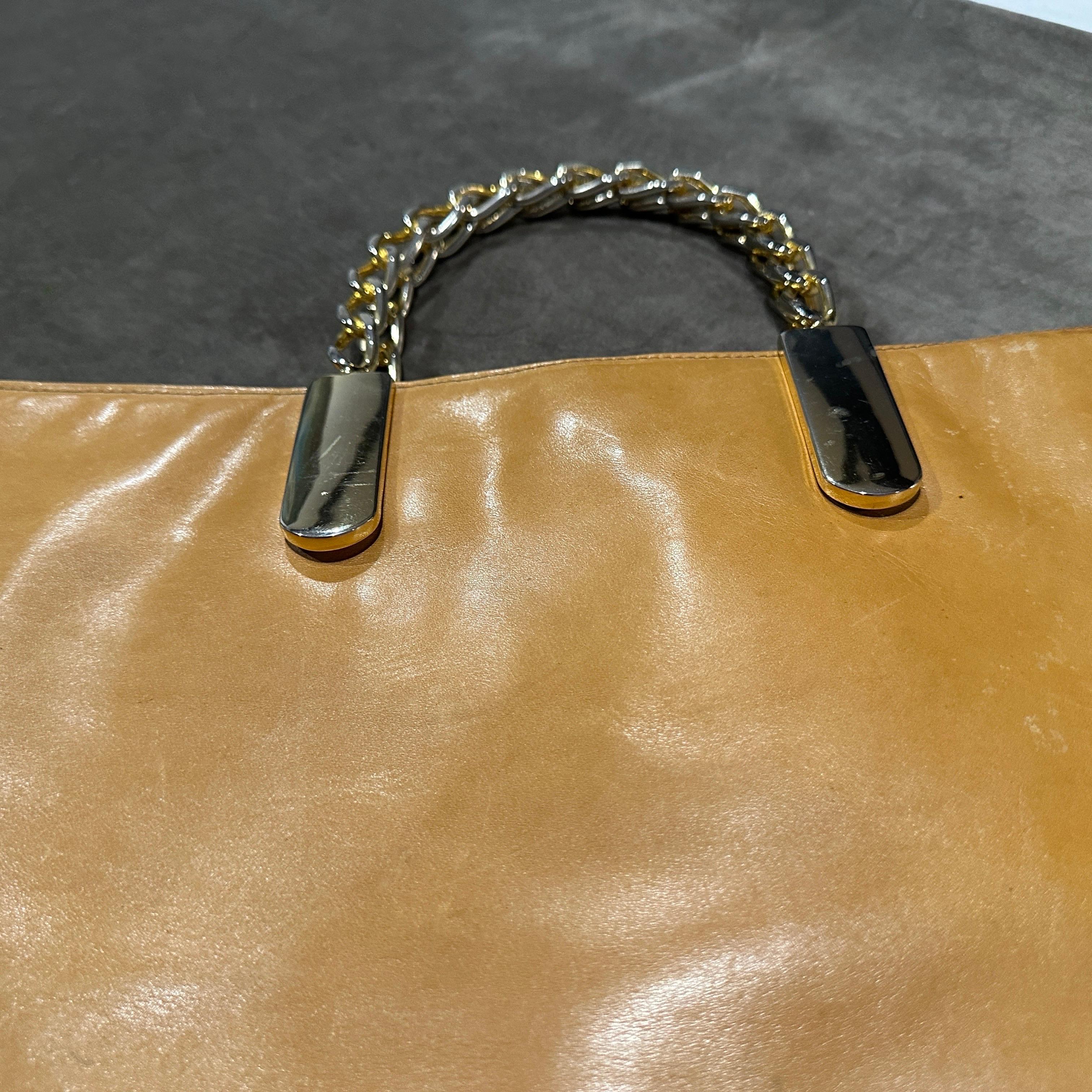 1990s Light Tan Leather and Gilded Metal Italian Tote Bag by Edoardo Giannotti Pour femmes en vente