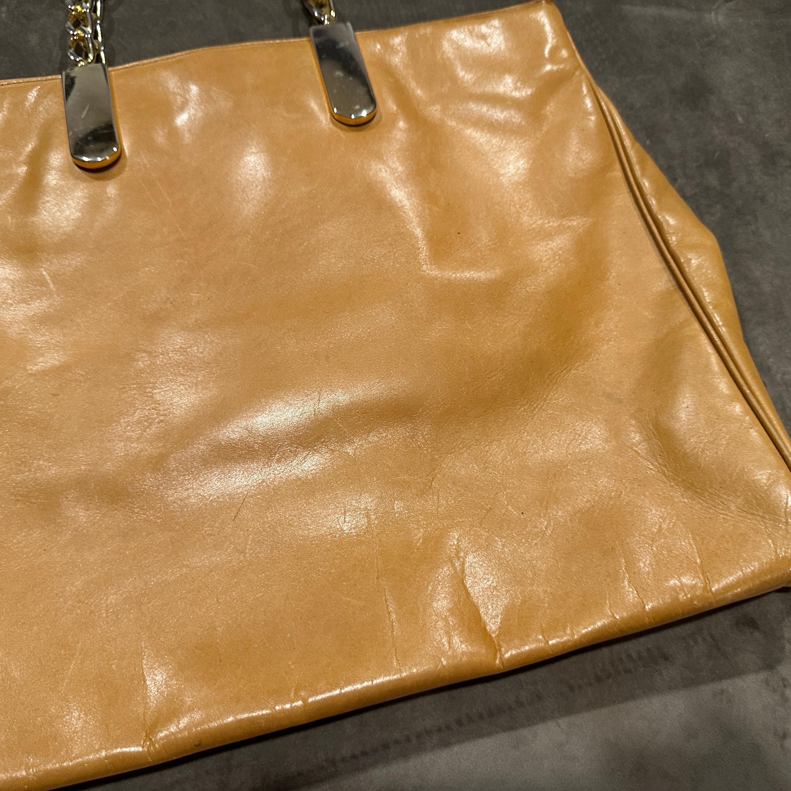 1990s Light Tan Leather and Gilded Metal Italian Tote Bag by Edoardo Giannotti en vente 4