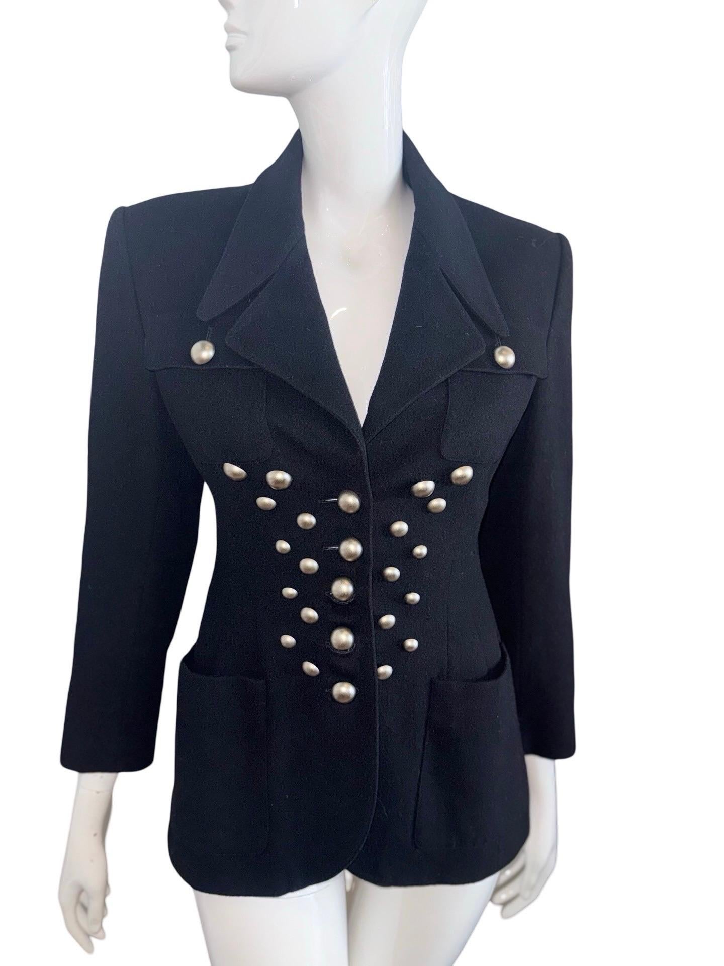 Un blazer tan divertido y único de Lolita Lempicka.    Este blazer negro de suave mezcla de lana y cachemira tiene hileras de botones de cúpula plateados de varios tamaños en la parte delantera de la chaqueta que le dan un diseño surrealista.  Dos